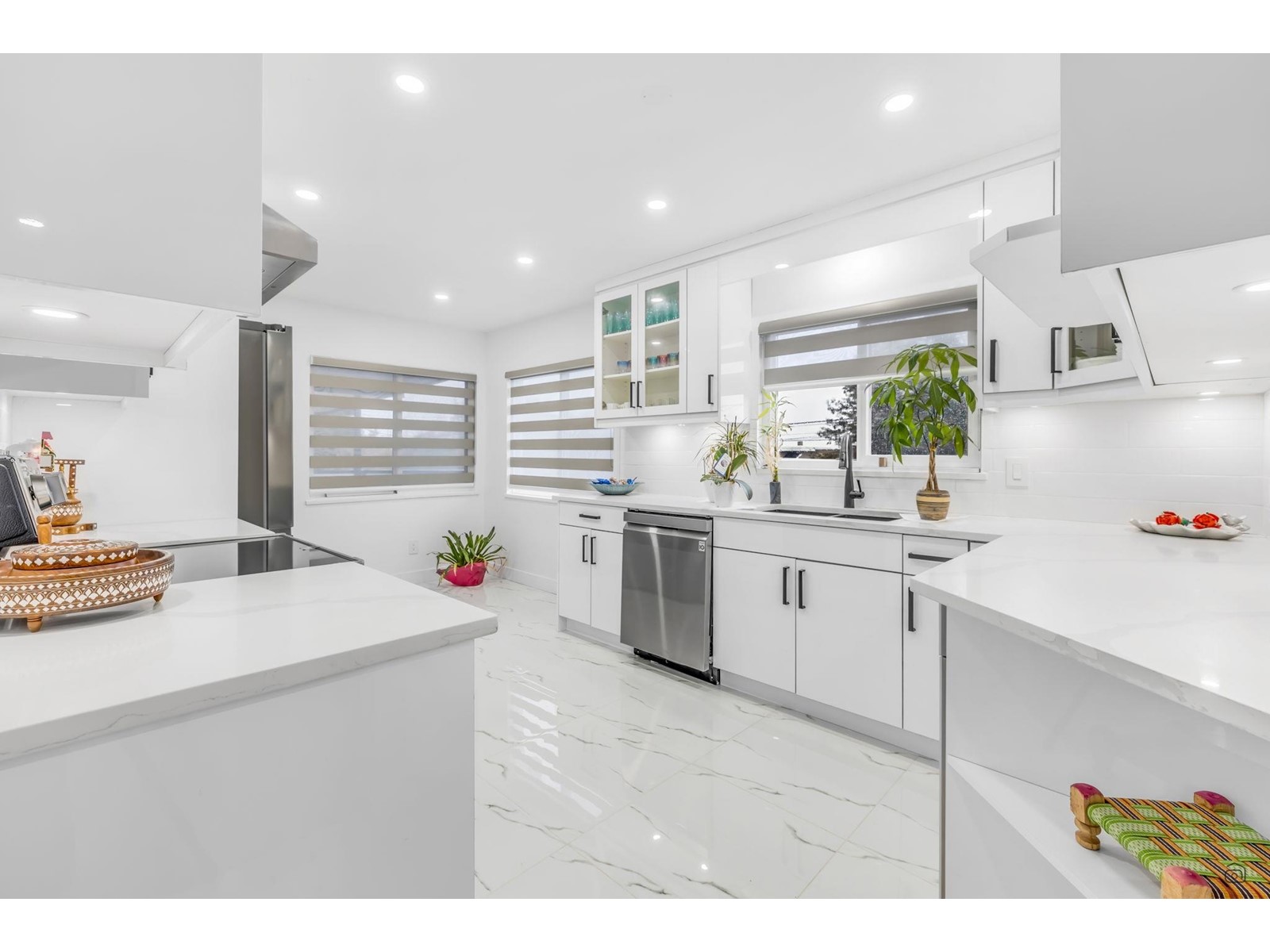 15839 CLIFF AVENUE, White Rock real estate listing R2970164