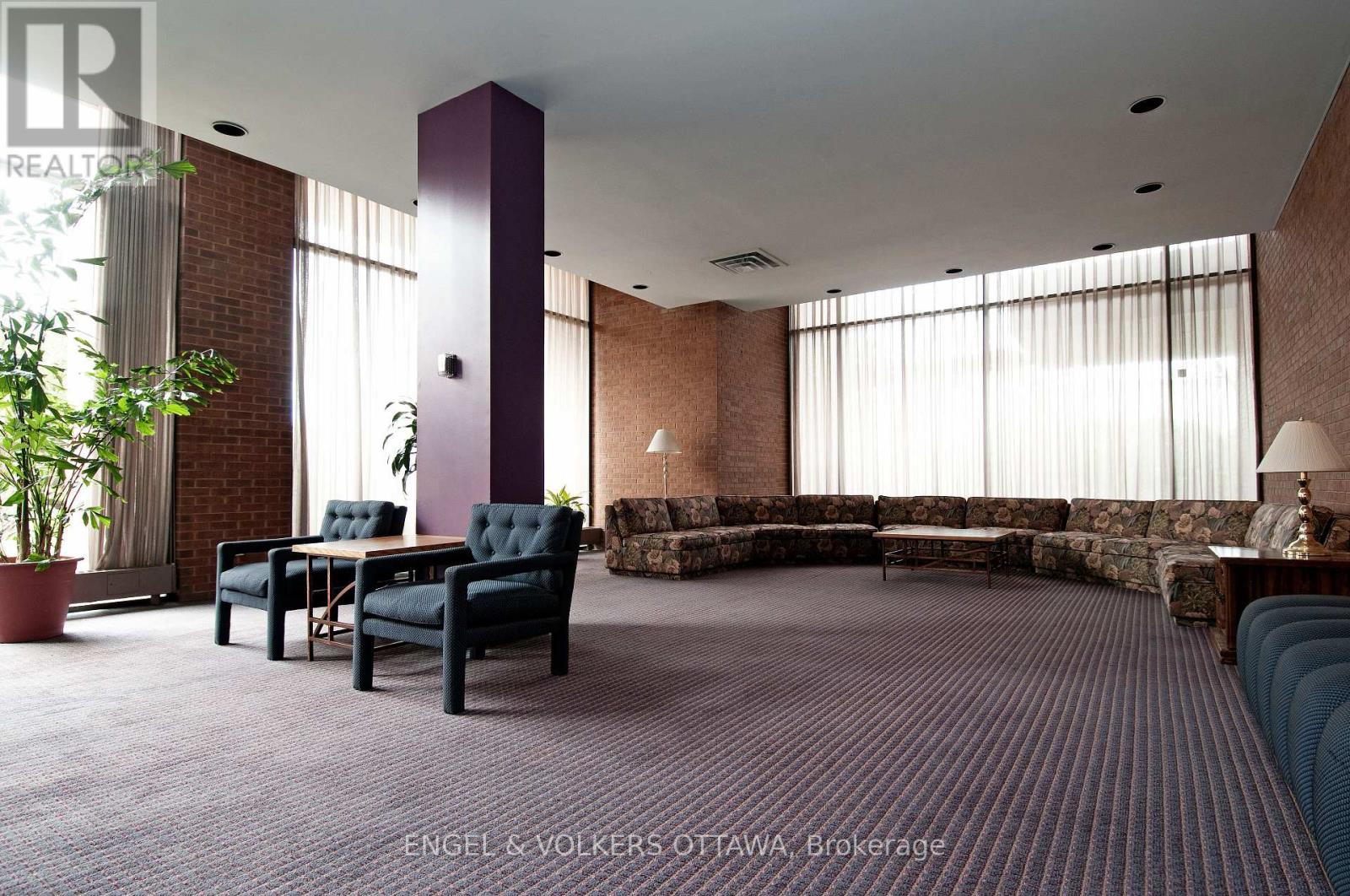 Great \"party\"space n the main level