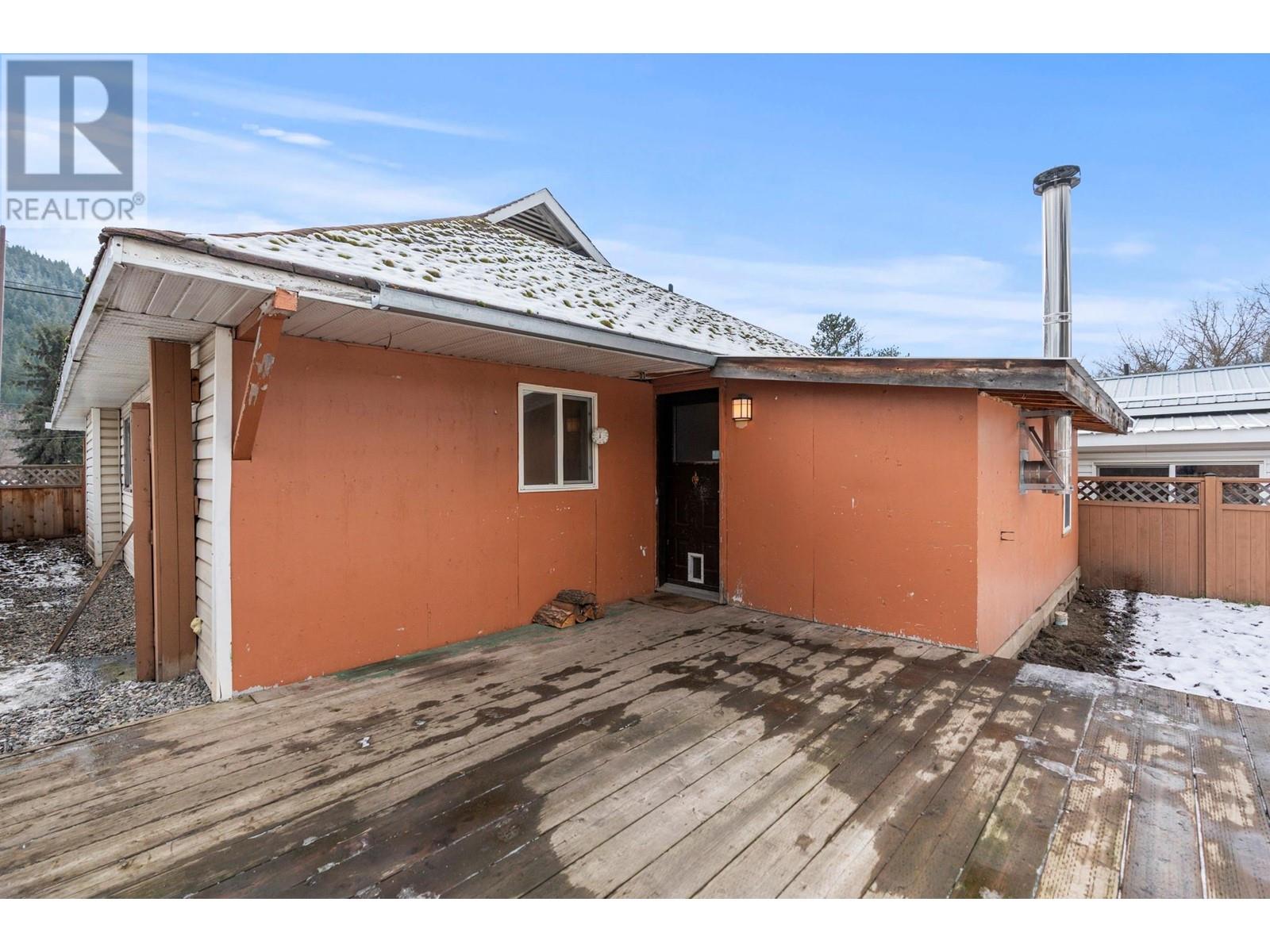 5768 Highway 97 N Highway, Falkland