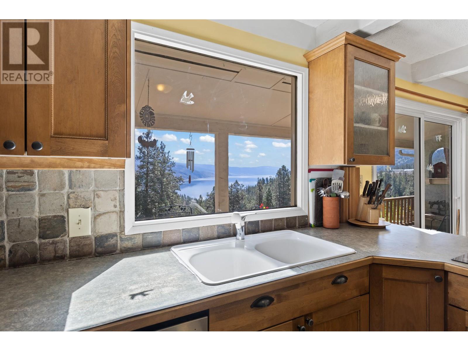 5010 Elliott Avenue, Peachland