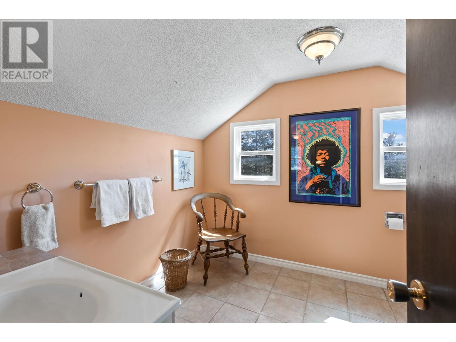 5010 Elliott Avenue, Peachland