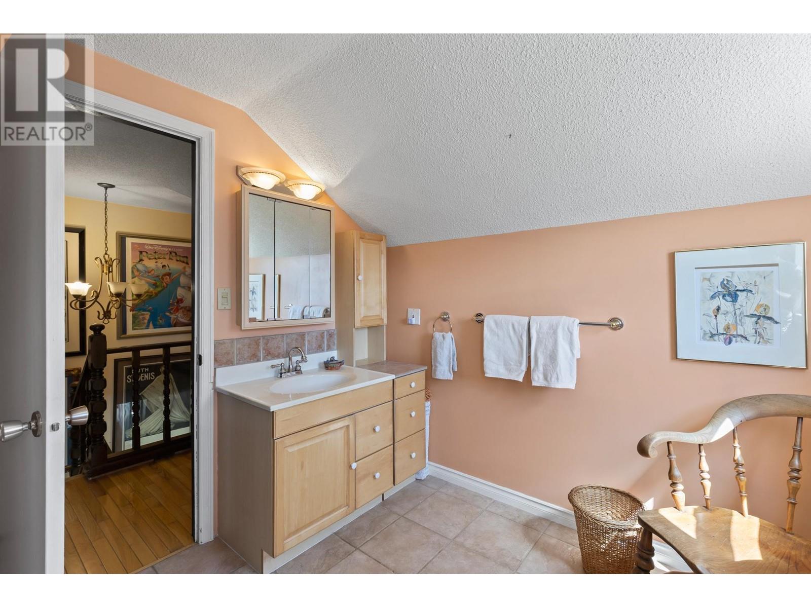 5010 Elliott Avenue, Peachland