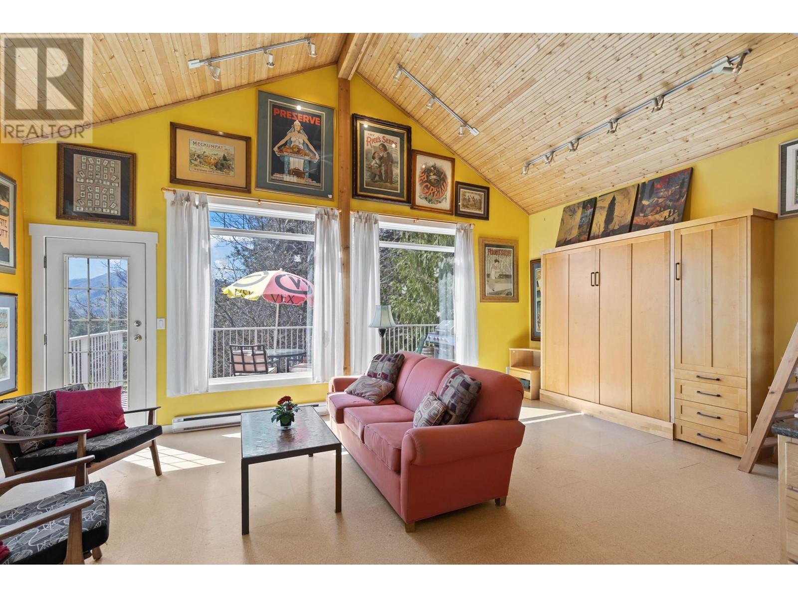 5010 Elliott Avenue, Peachland