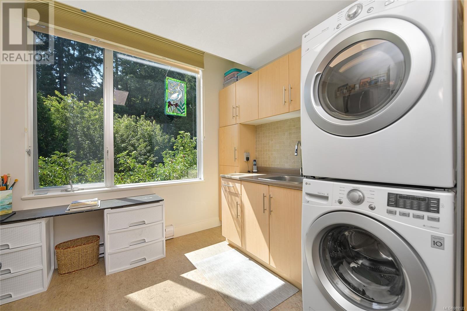 503 738 Sayward Hill Terrace, Saanich