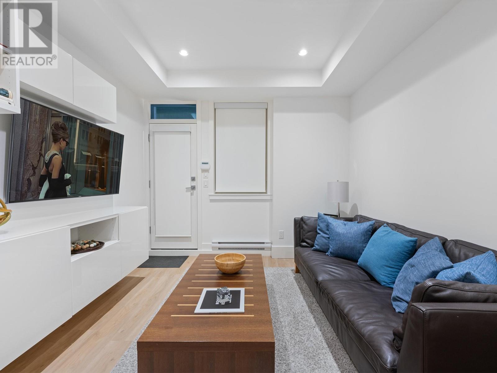 4062 VIRGINIA CRESCENT, North Vancouver