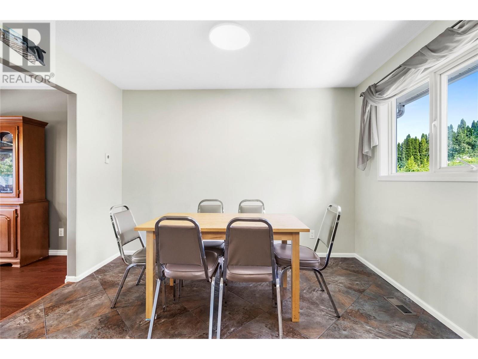  2250 3 Avenue Southeast, Salmon Arm