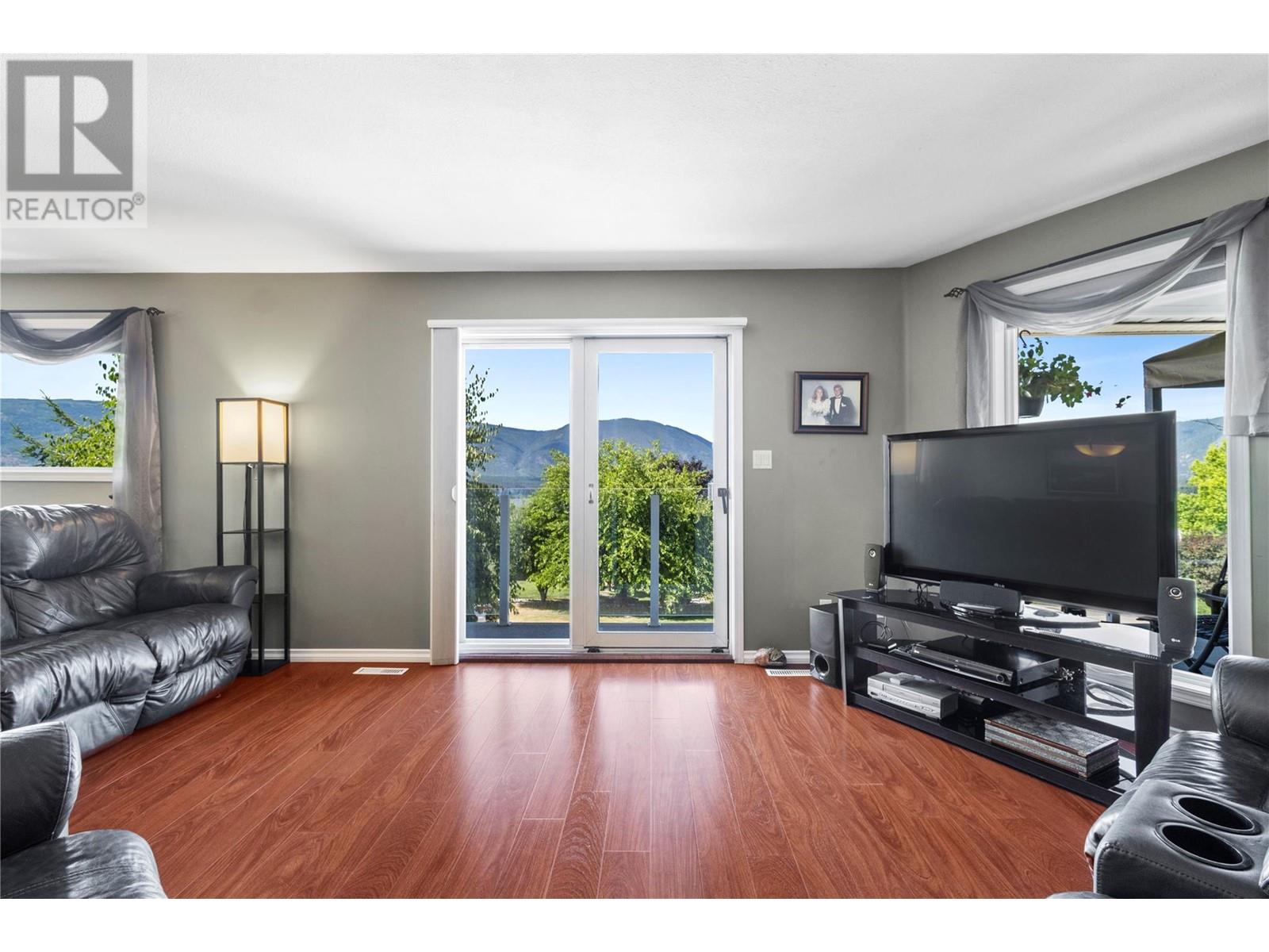  2250 3 Avenue Southeast, Salmon Arm