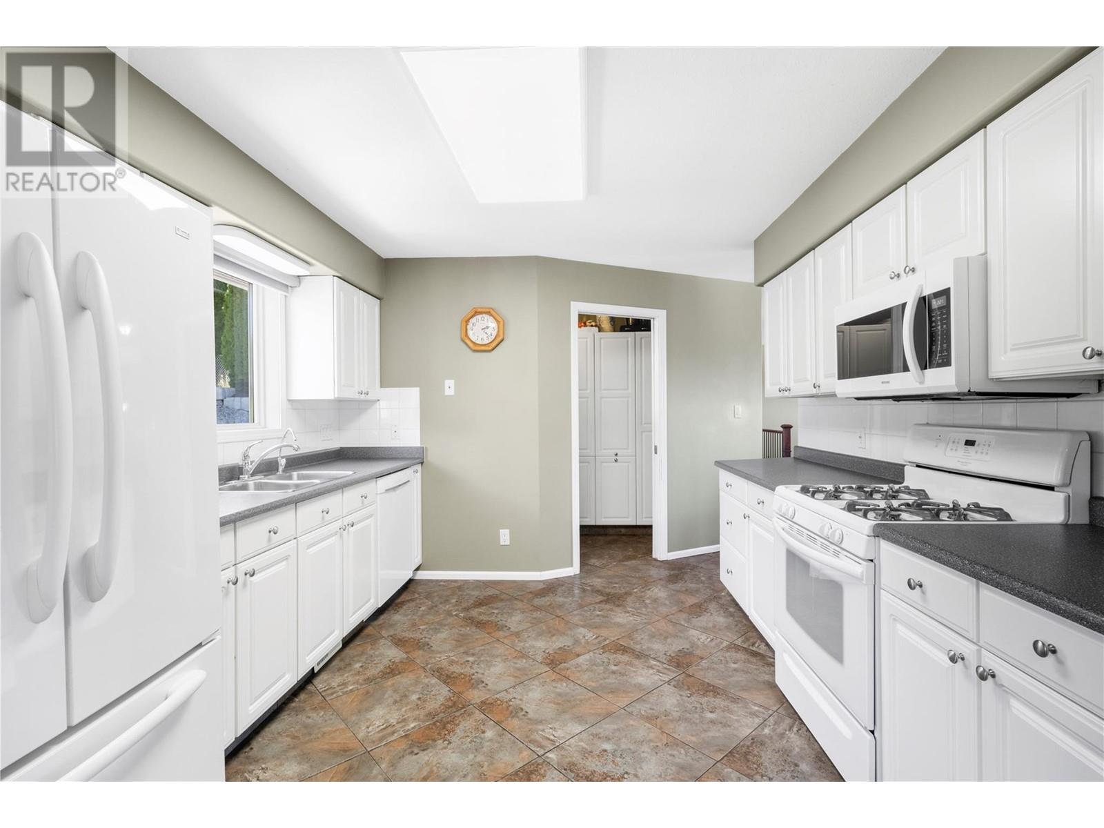  2250 3 Avenue Southeast, Salmon Arm