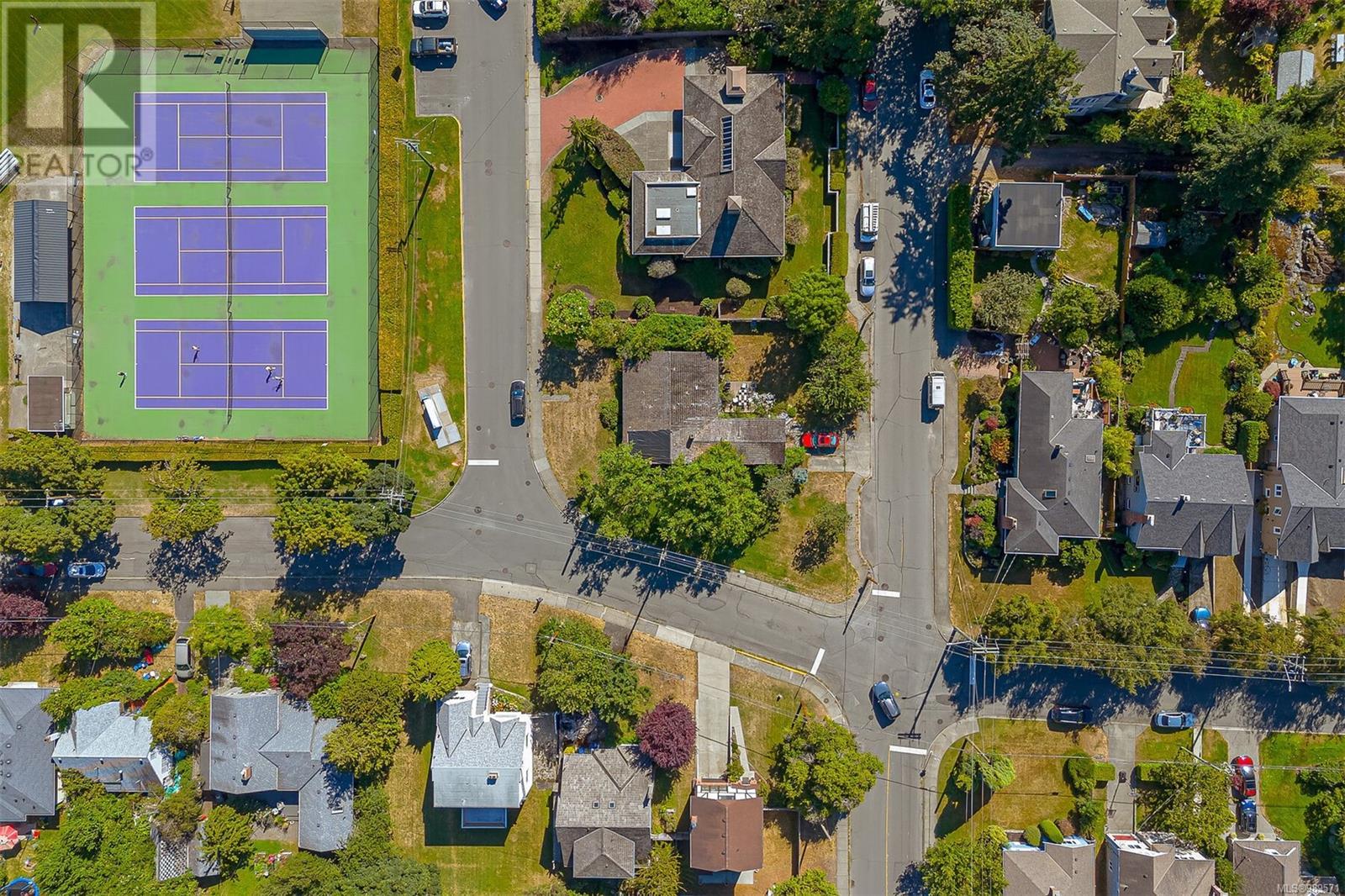 Photo 7 of 2409 Currie Rd, Oak Bay BC