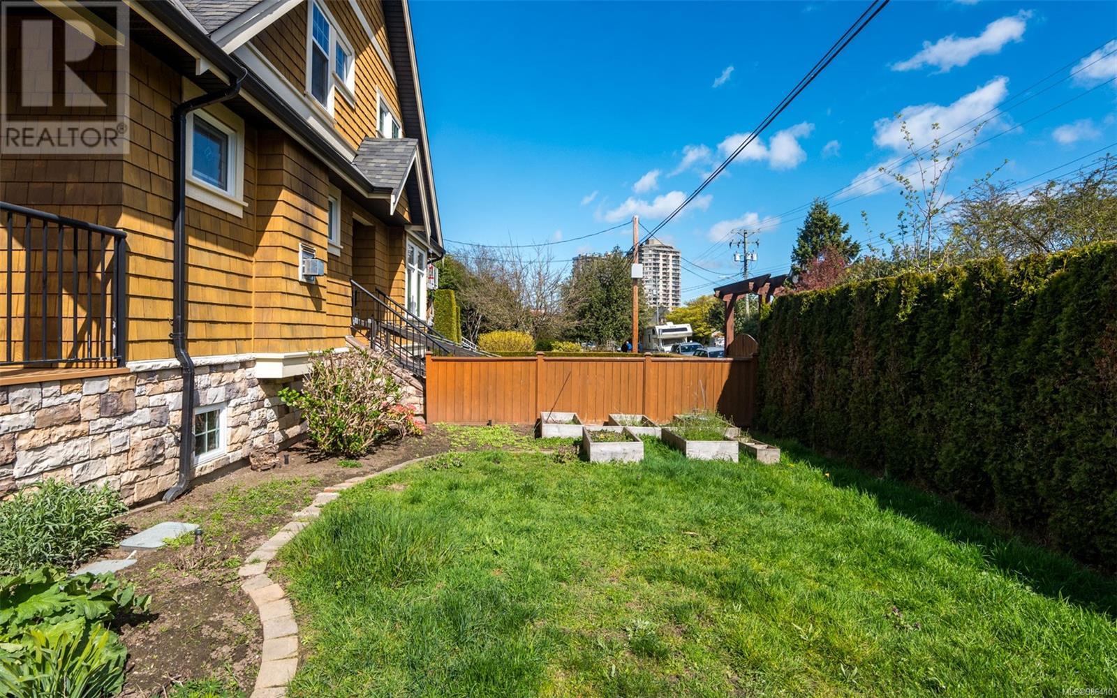 590 SIMCOE ST - Image 18