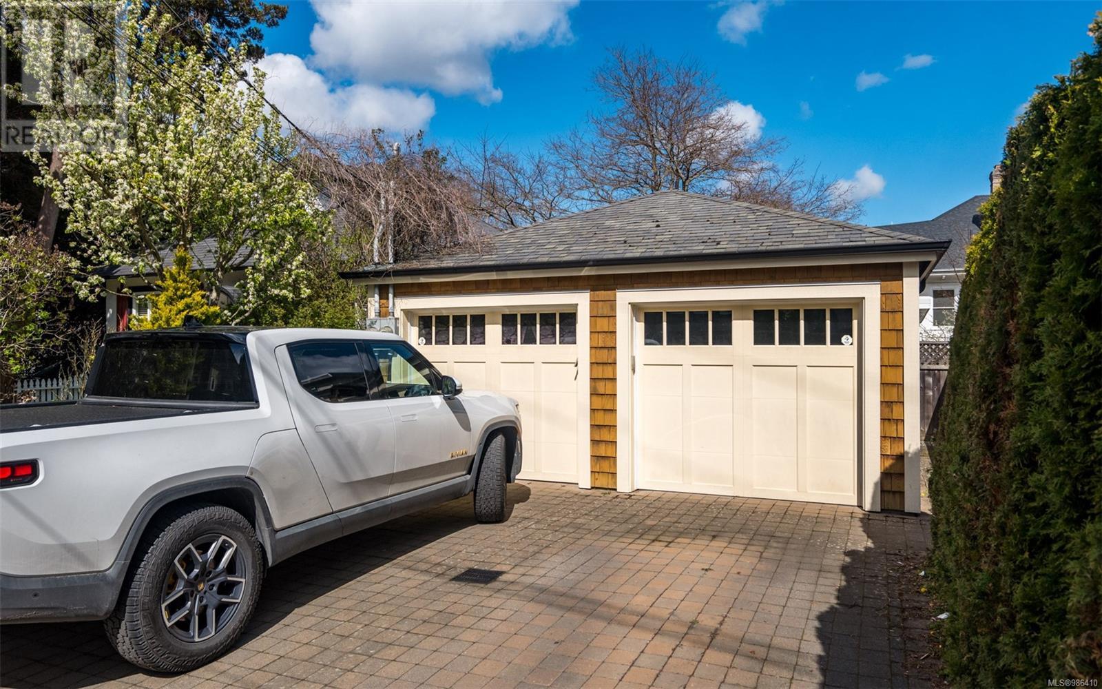 590 SIMCOE ST - Image 30