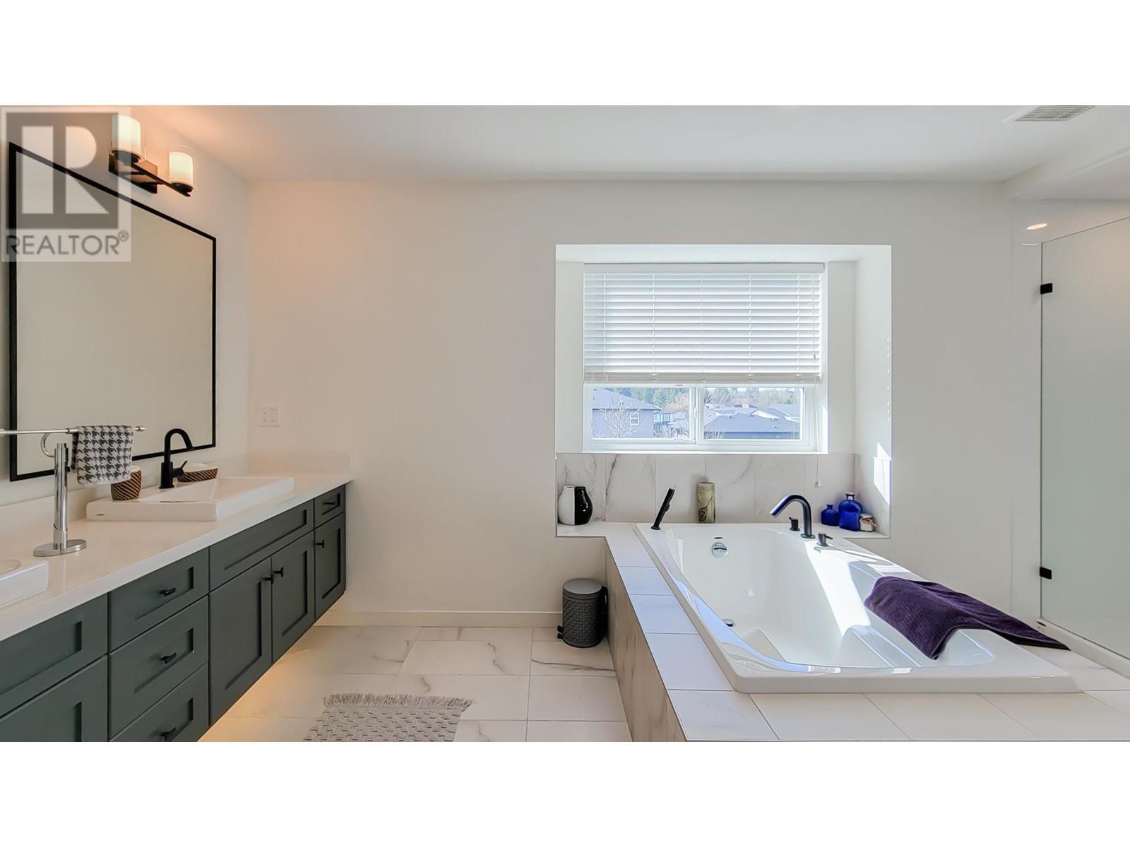 Photo 8 of 24670 106 Avenue, Maple Ridge BC