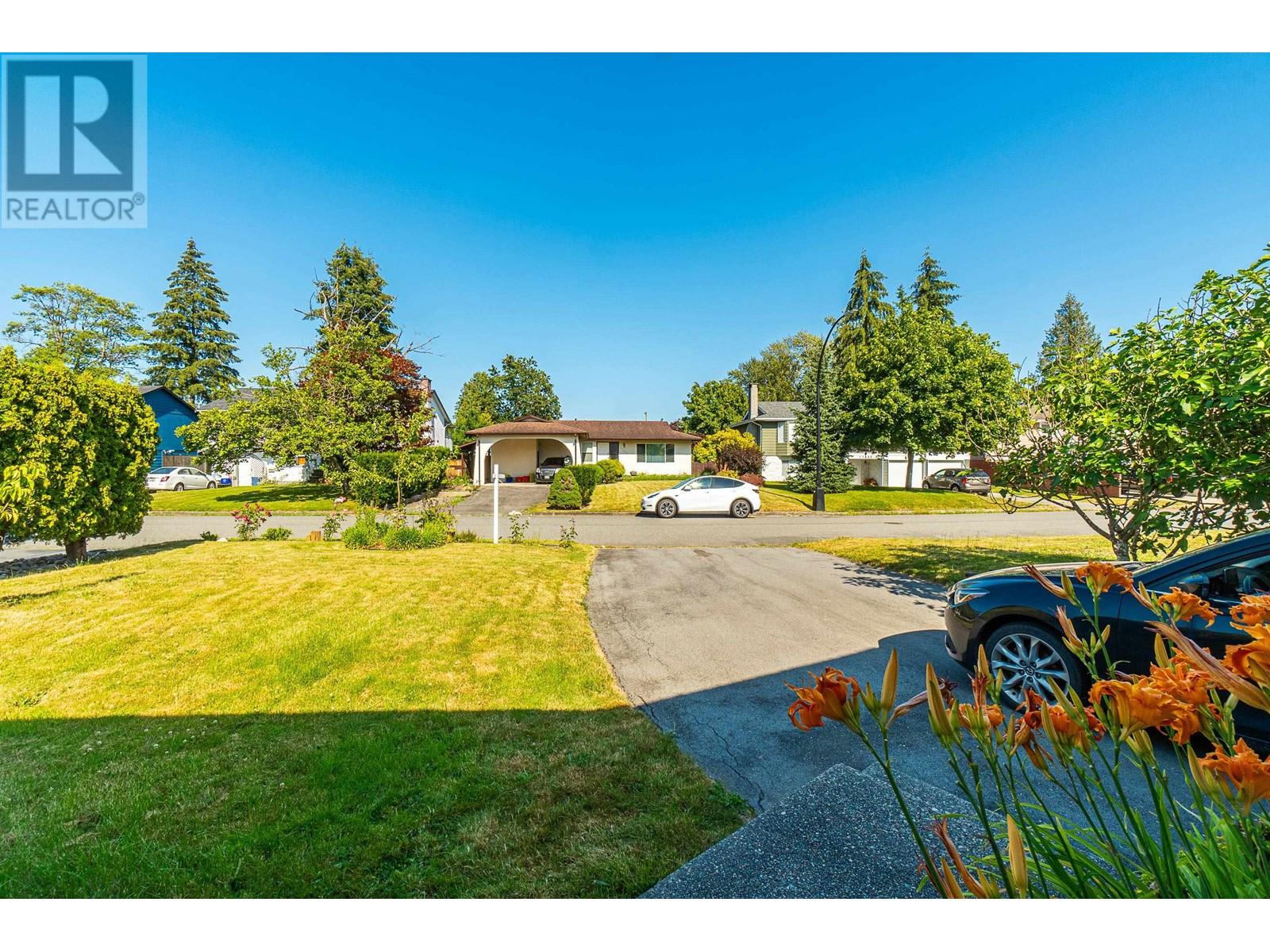 Photo 3 of 11861 Gee Street, Maple Ridge BC