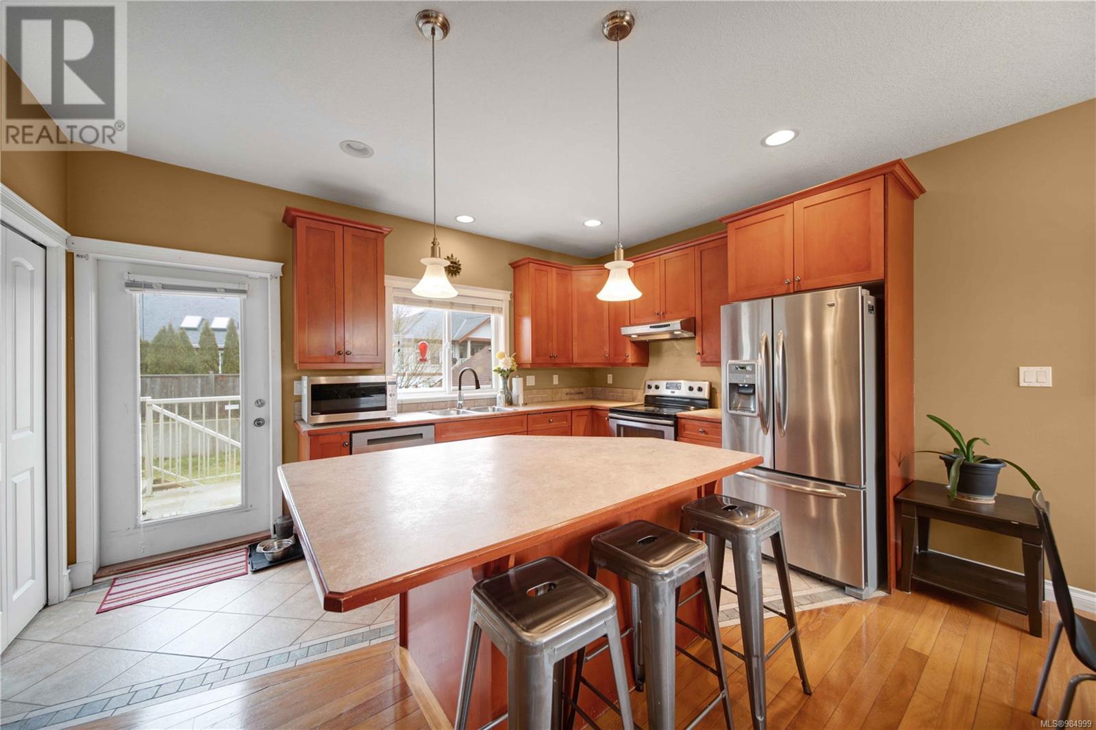 492 Poets Trail Dr, Nanaimo