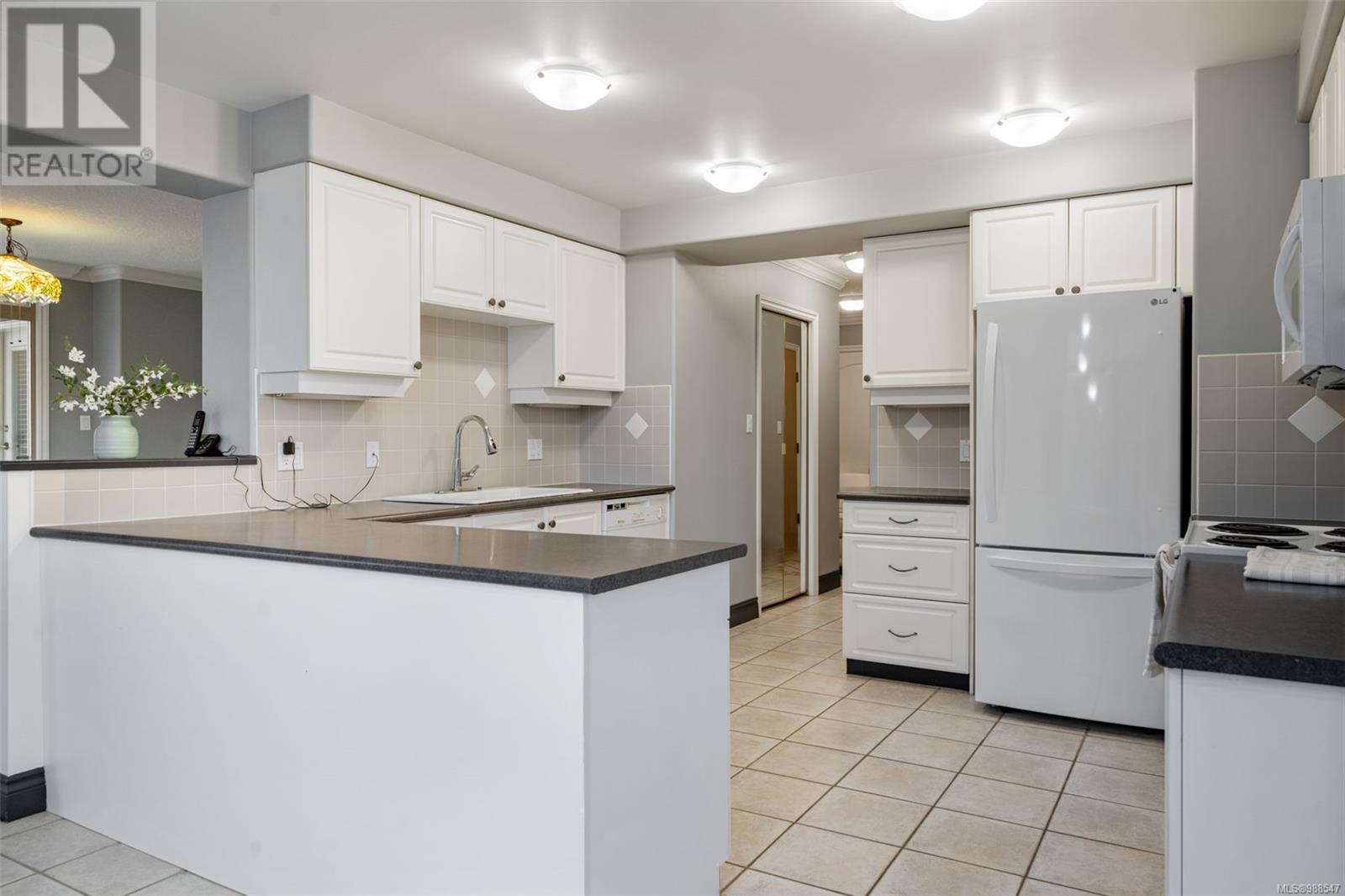 304 605 Douglas St, Victoria