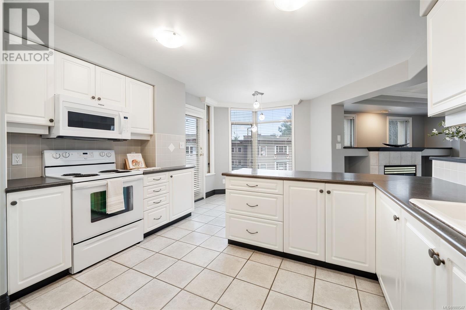 304 605 Douglas St, Victoria