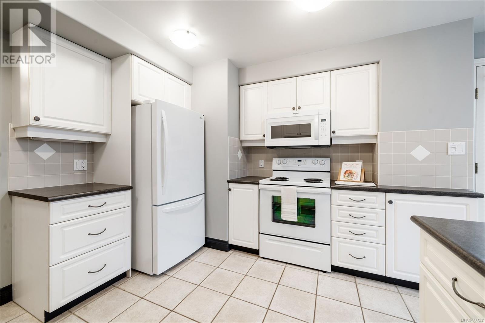 304 605 Douglas St, Victoria