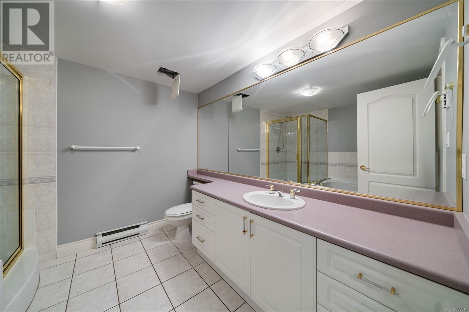 304 605 Douglas St, Victoria