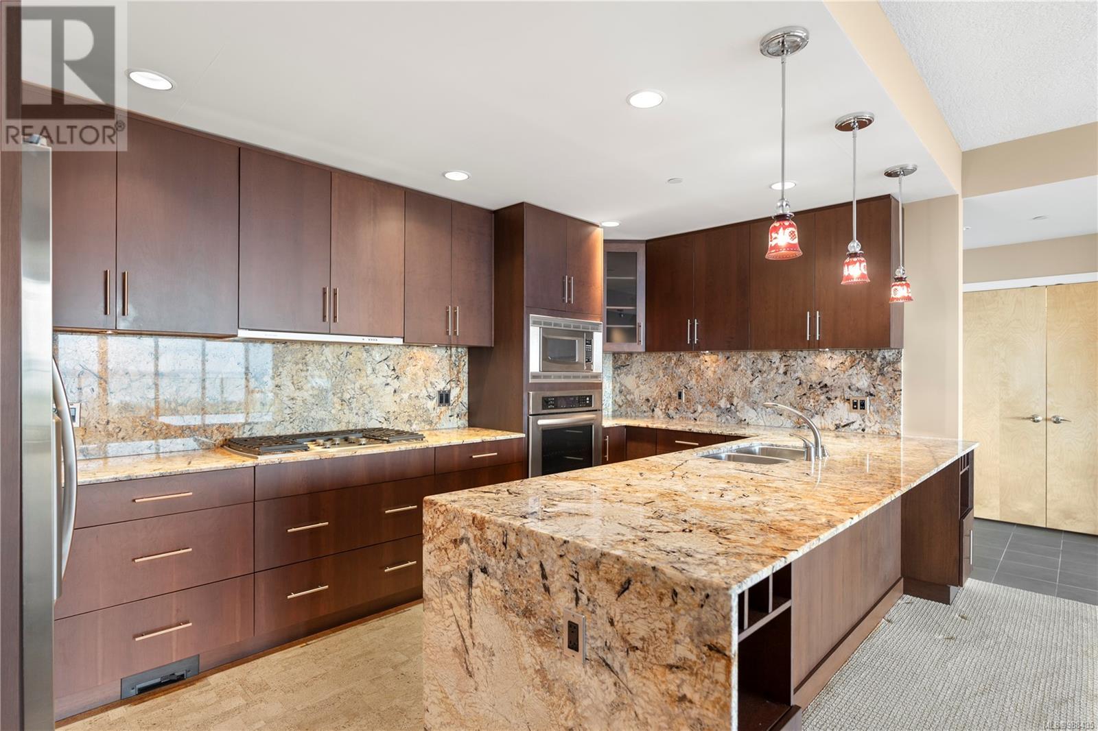 Photo 15 of 402 748 Sayward Hill Terr, Saanich BC