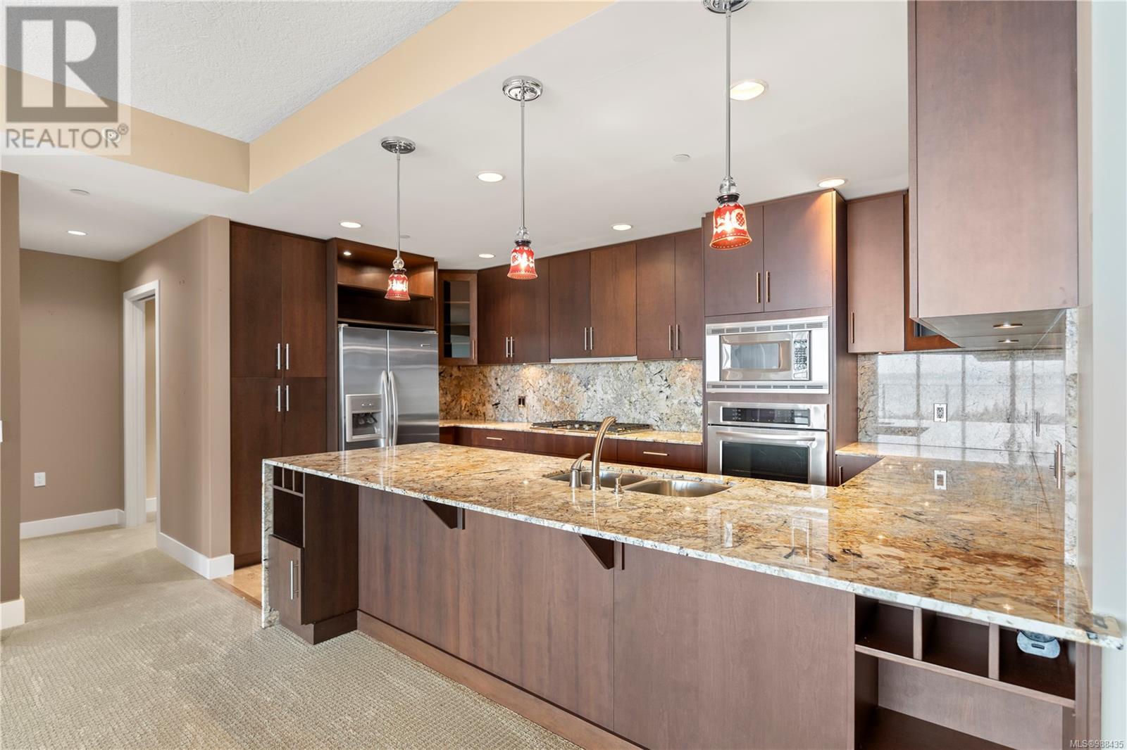 Photo 14 of 402 748 Sayward Hill Terr, Saanich BC