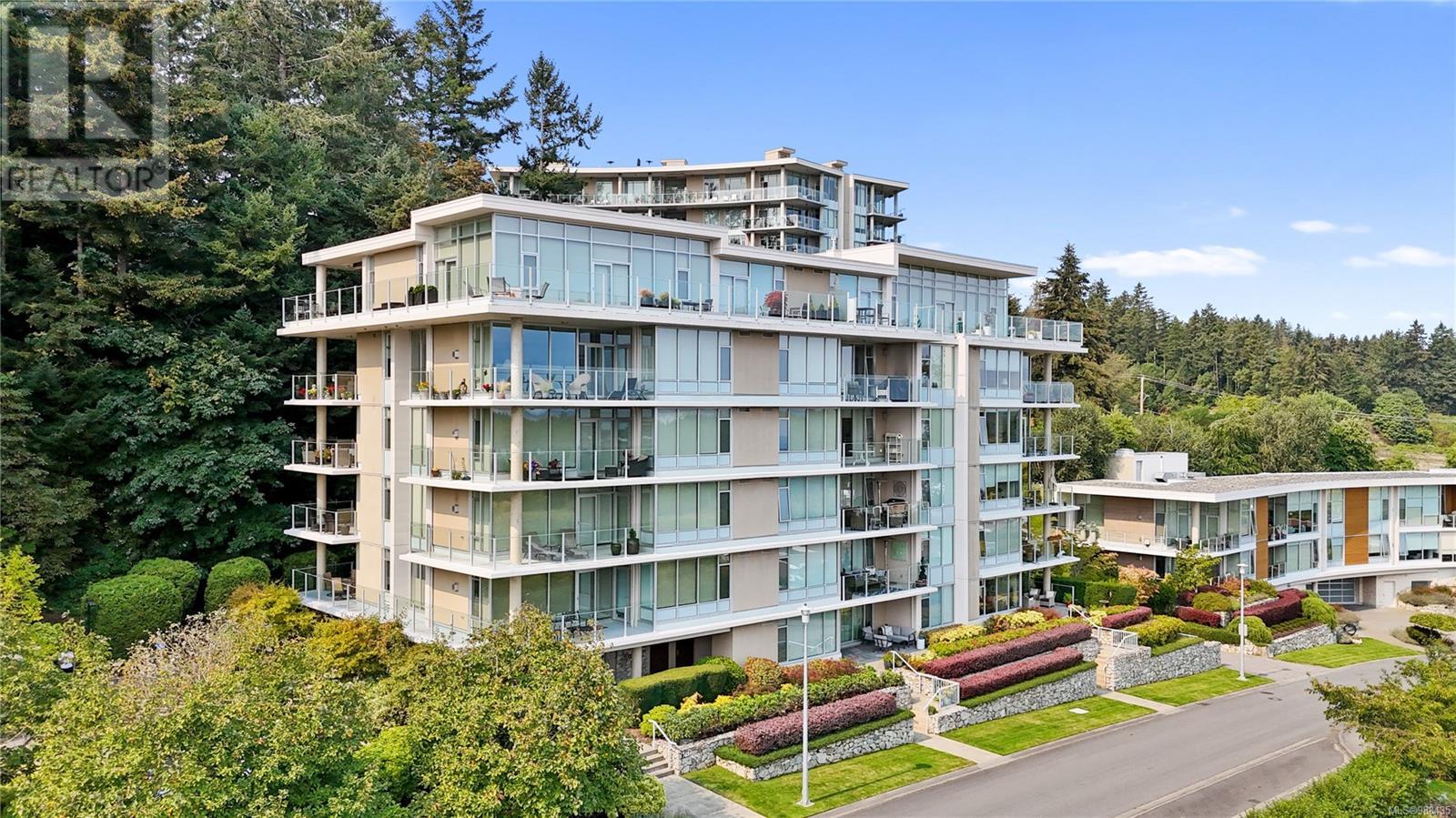 Photo 2 of 402 748 Sayward Hill Terr, Saanich BC