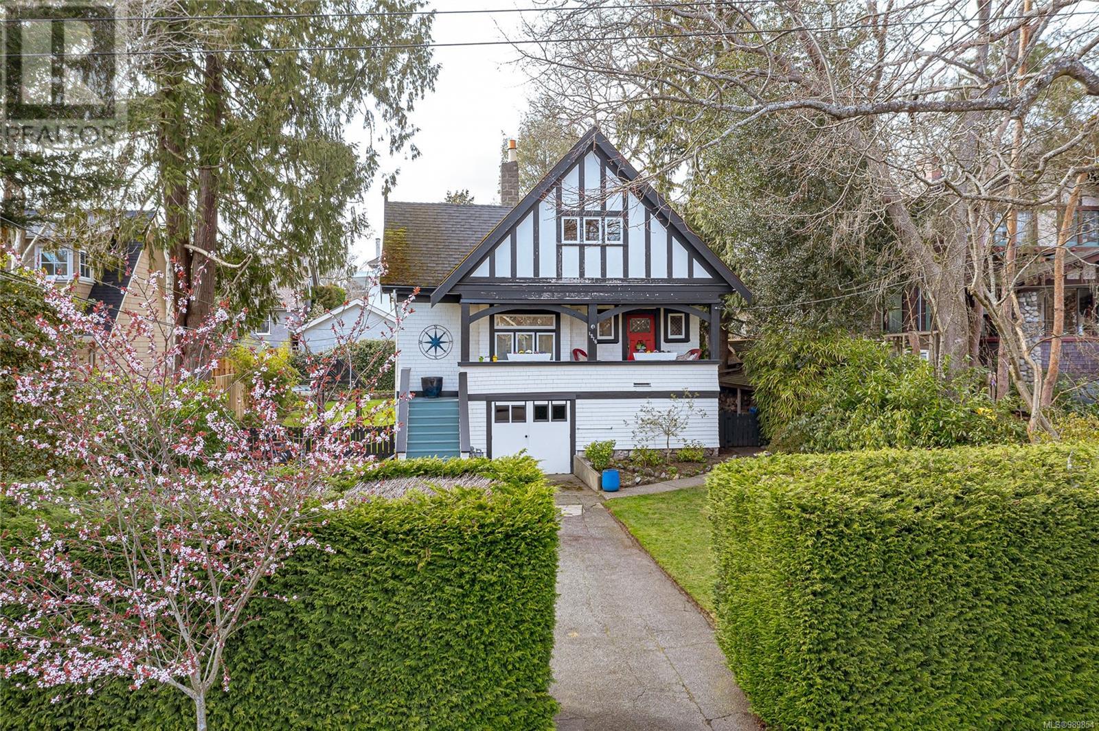 1216 St. Patrick Street, Oak Bay
