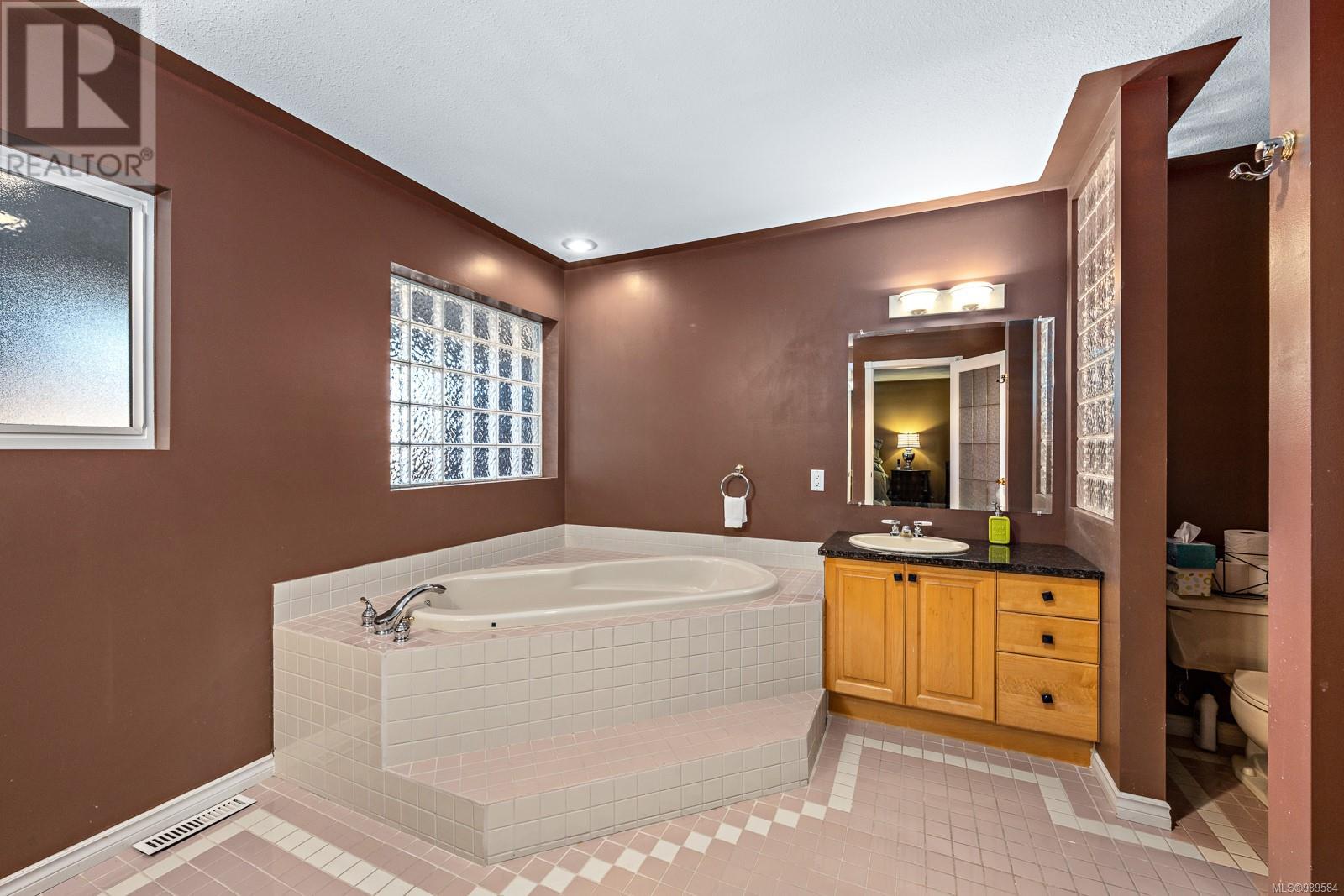 1697 Swan Cres, Courtenay real estate listing 989584