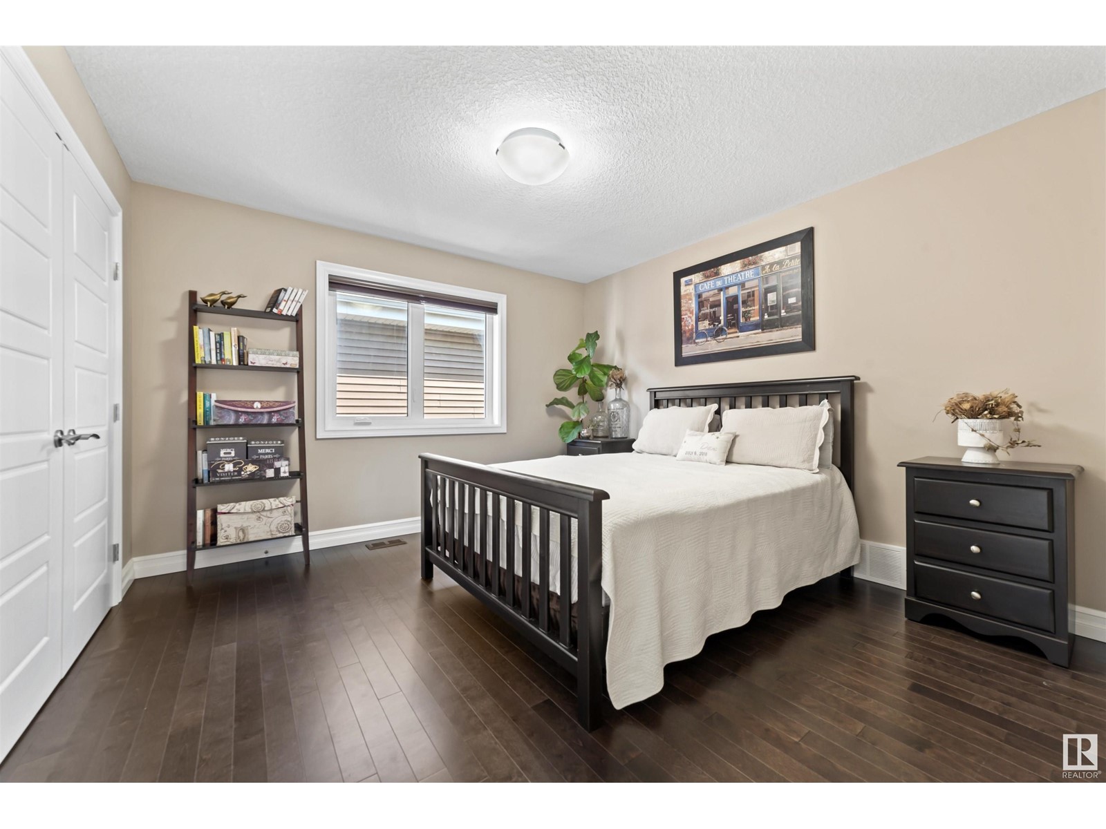 8996 24 AV SW, Edmonton