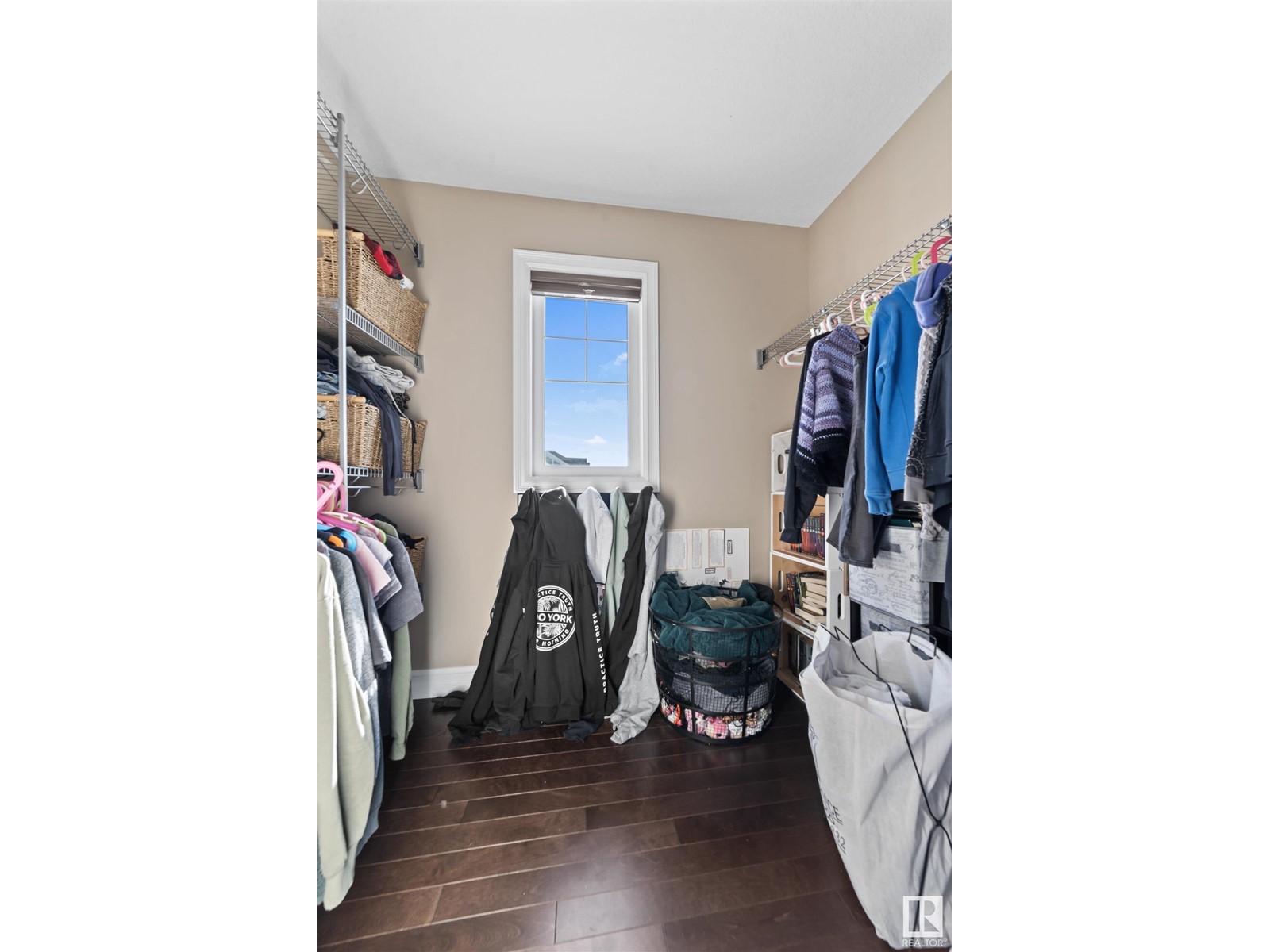 8996 24 AV SW, Edmonton