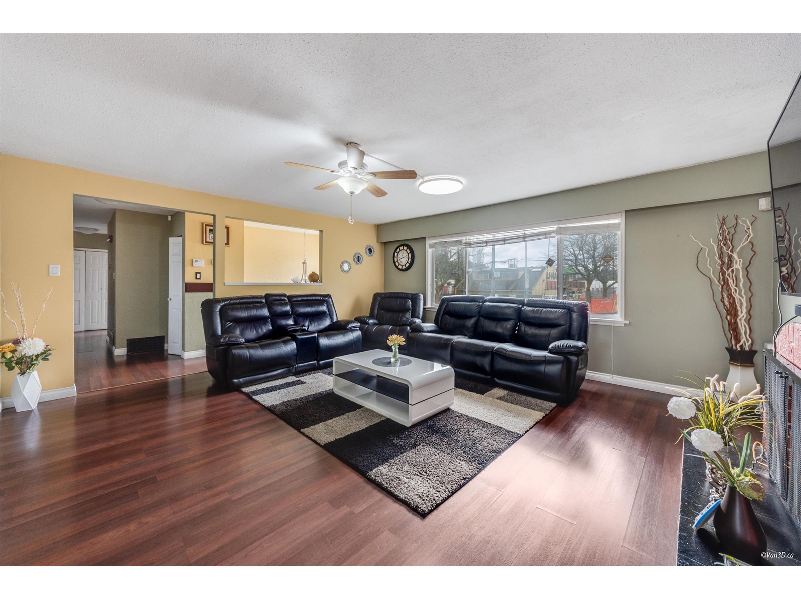 Photo 3 of 13553 84 Avenue, Surrey BC