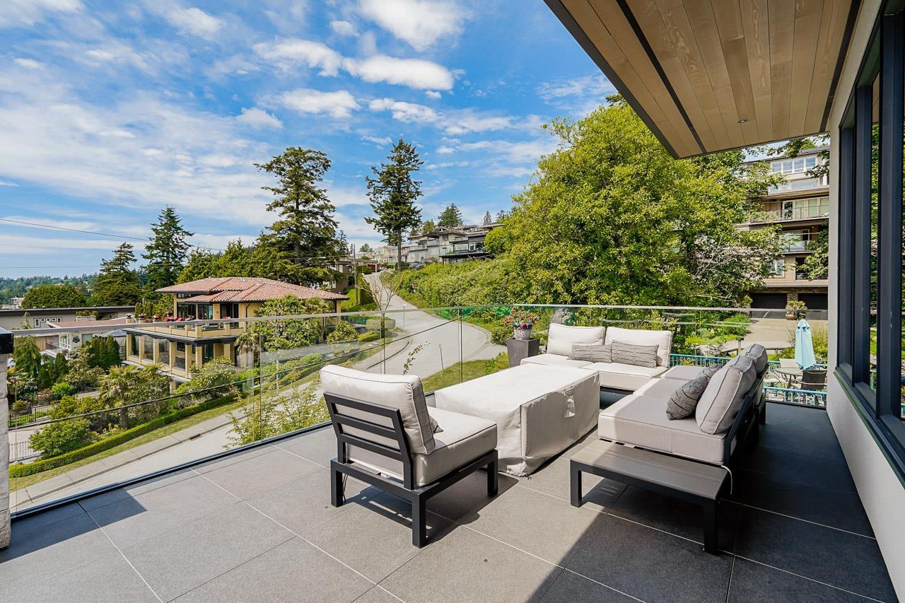 1228 EVERALL STREET, White Rock real estate listing R2970620