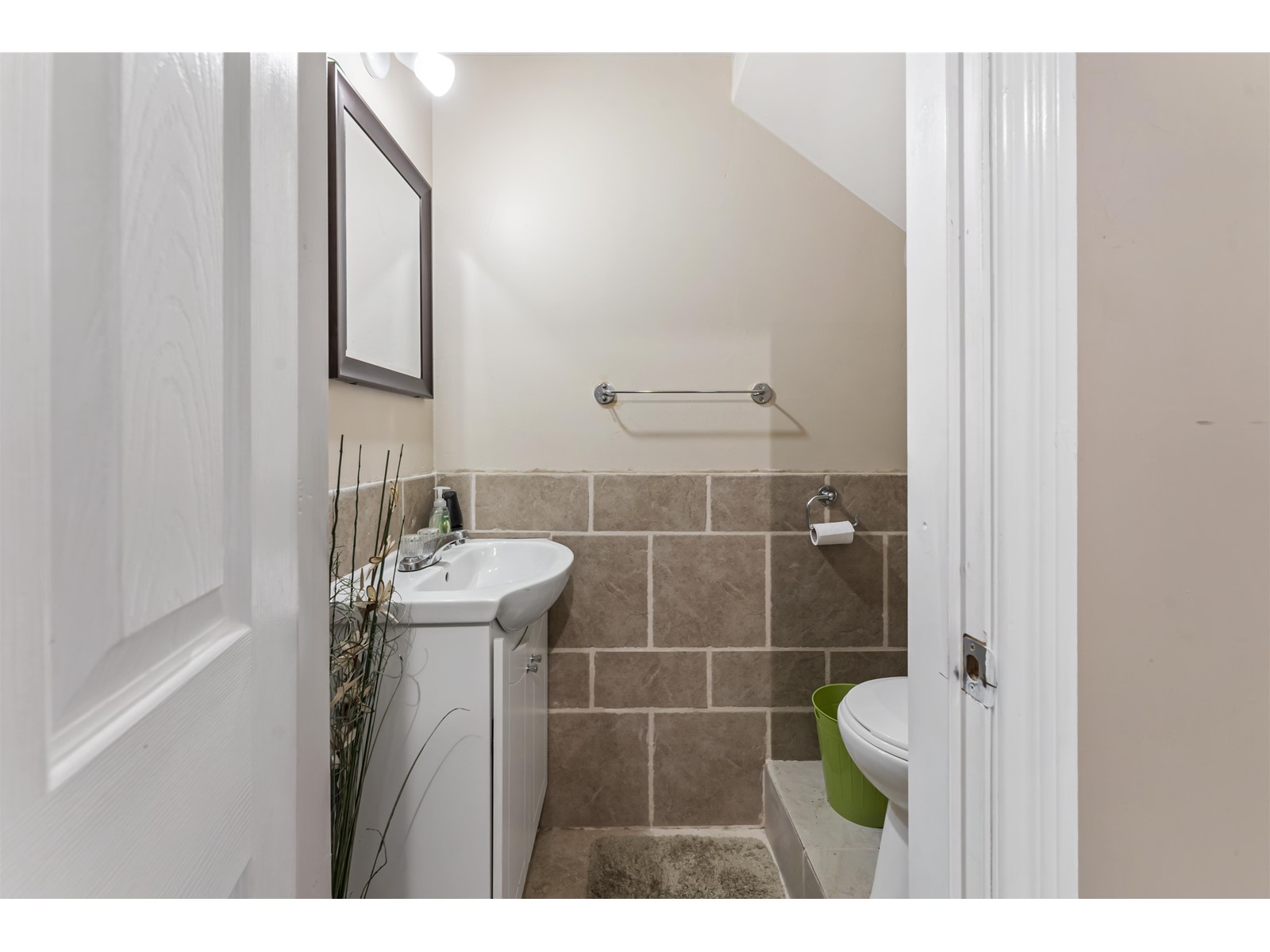 Photo 3 of 34 9559 130 A Street, Surrey BC