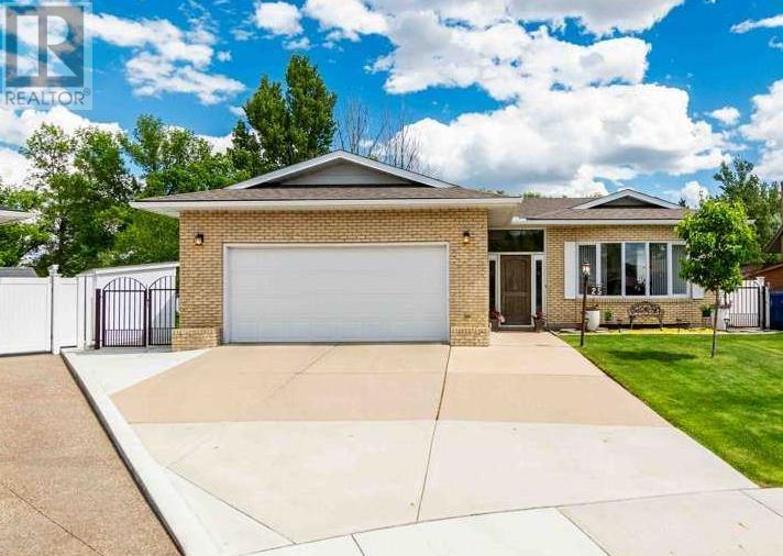 Single Family House Bungalow for Sale in  Violet Court SE Connaught Medicine Hat 