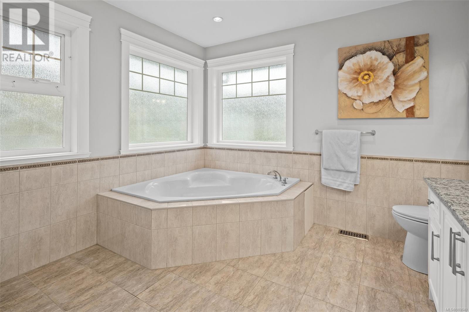 2026 Hannington Rd, Langford real estate listing 989849
