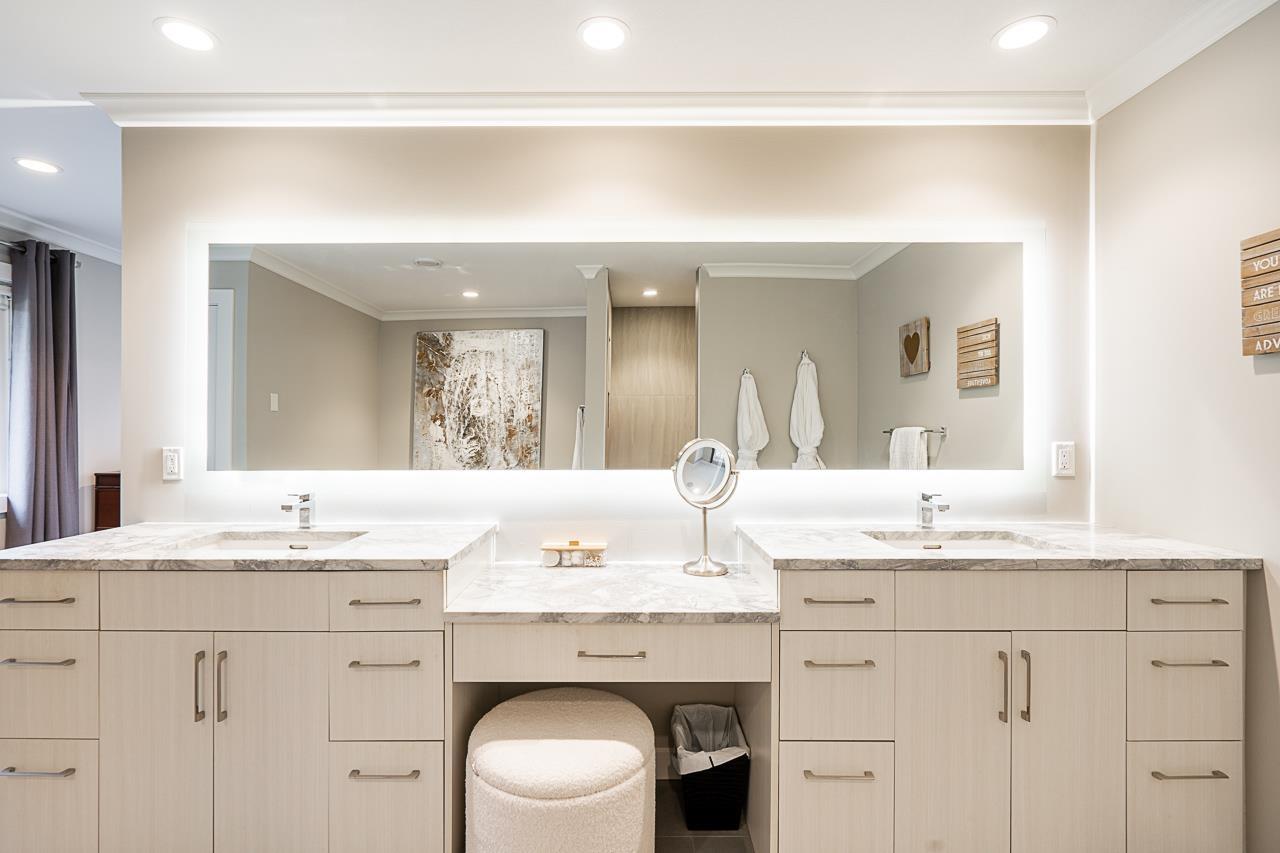 Photo 16 of 22015 40 Avenue, Langley BC