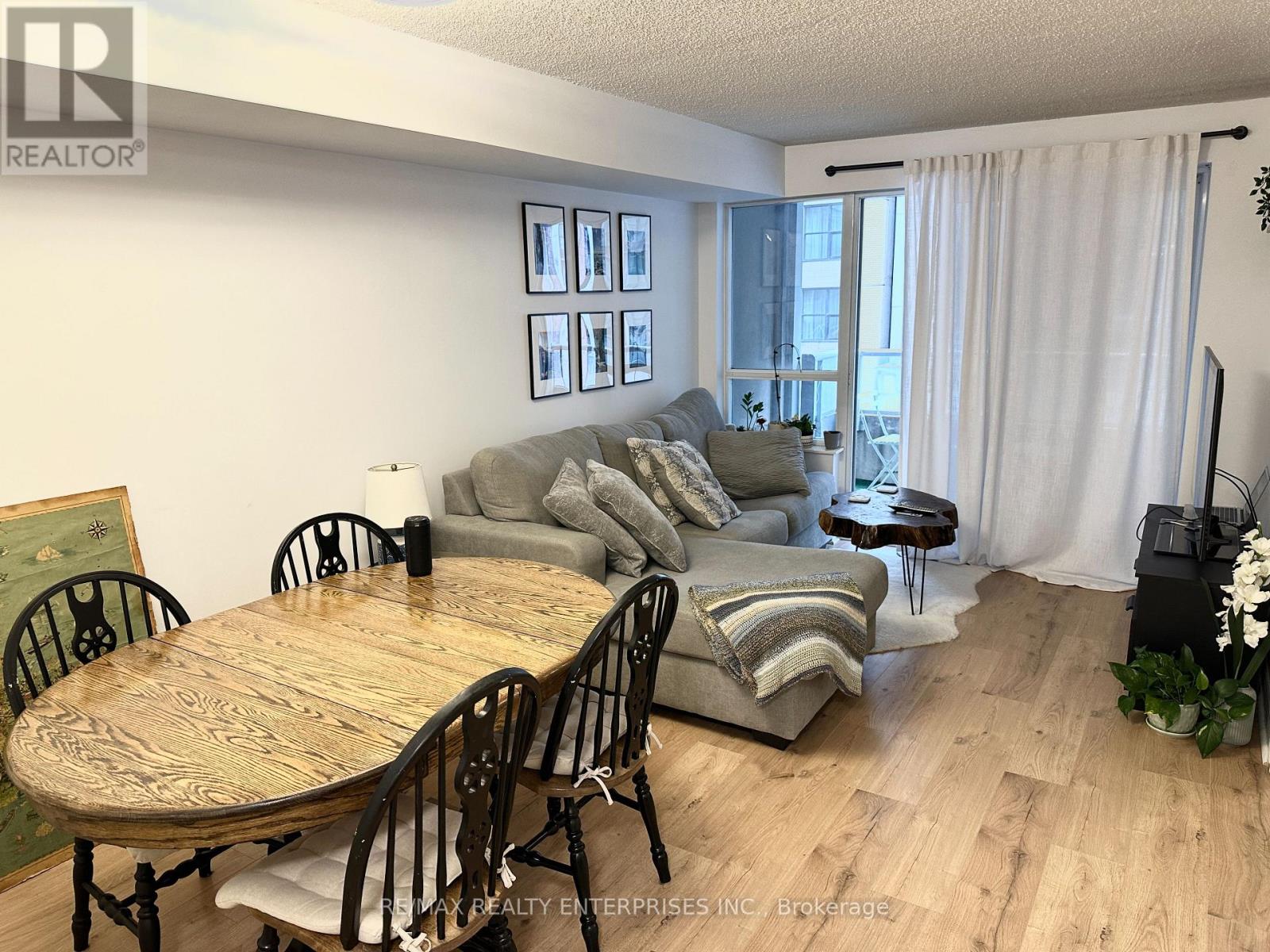 Photo 11 of 409 270 Wellington Street W, Toronto ON
