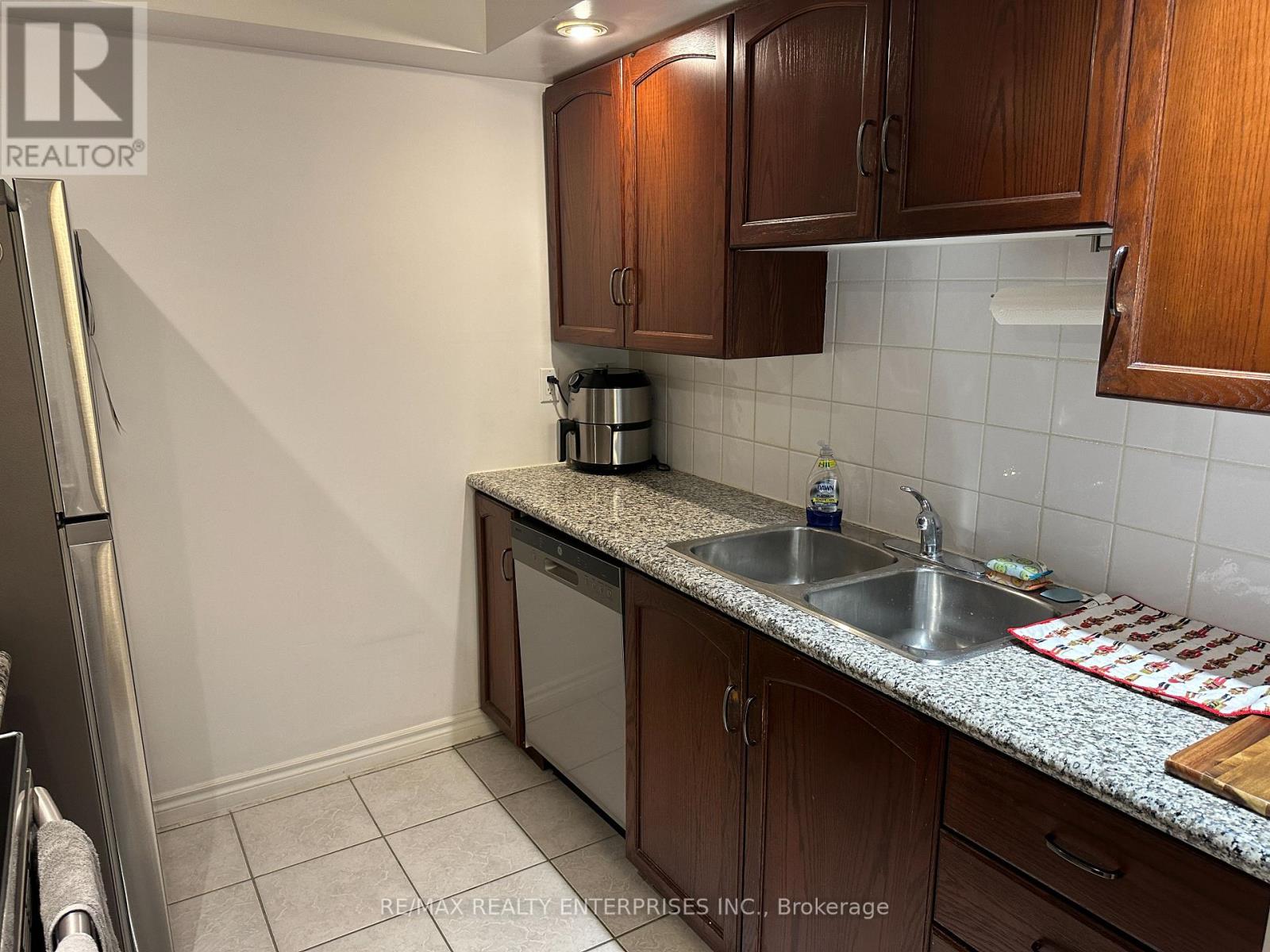 Photo 16 of 409 270 Wellington Street W, Toronto ON