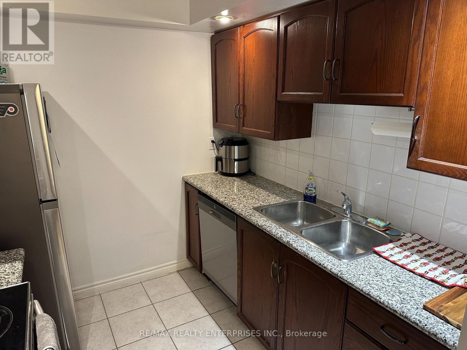 Photo 17 of 409 270 Wellington Street W, Toronto ON