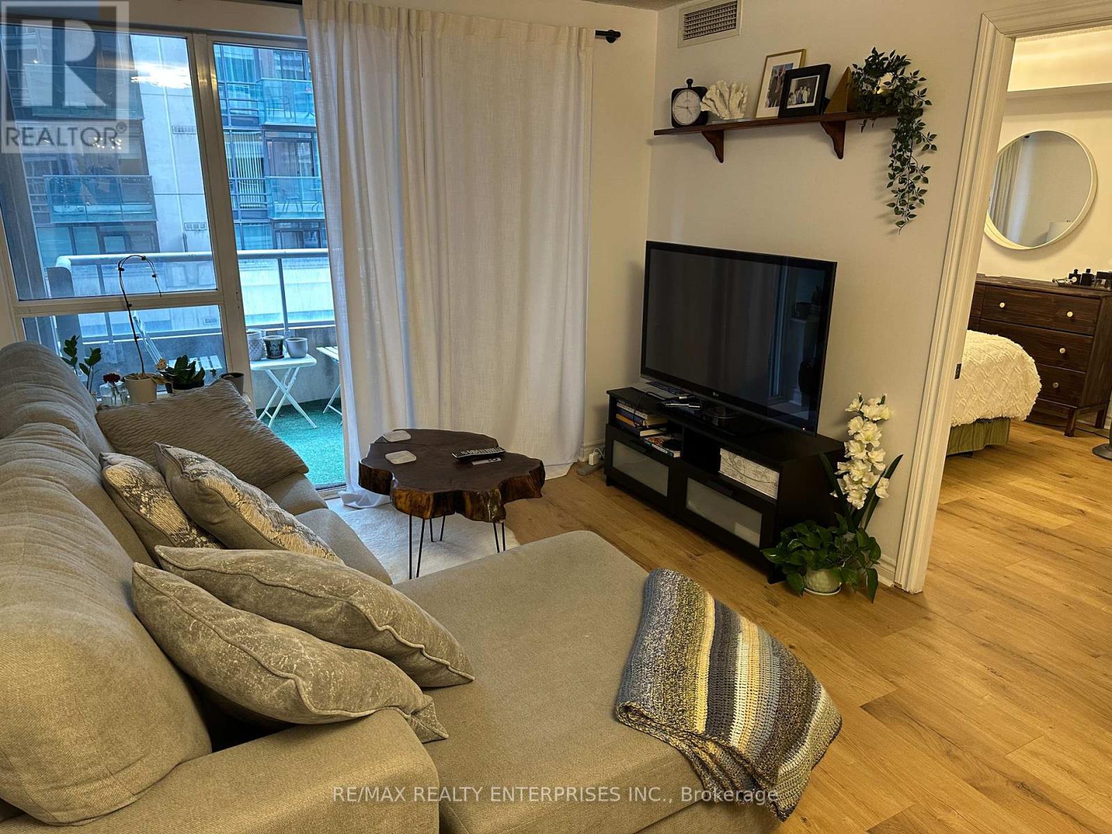 Photo 25 of 409 270 Wellington Street W, Toronto ON