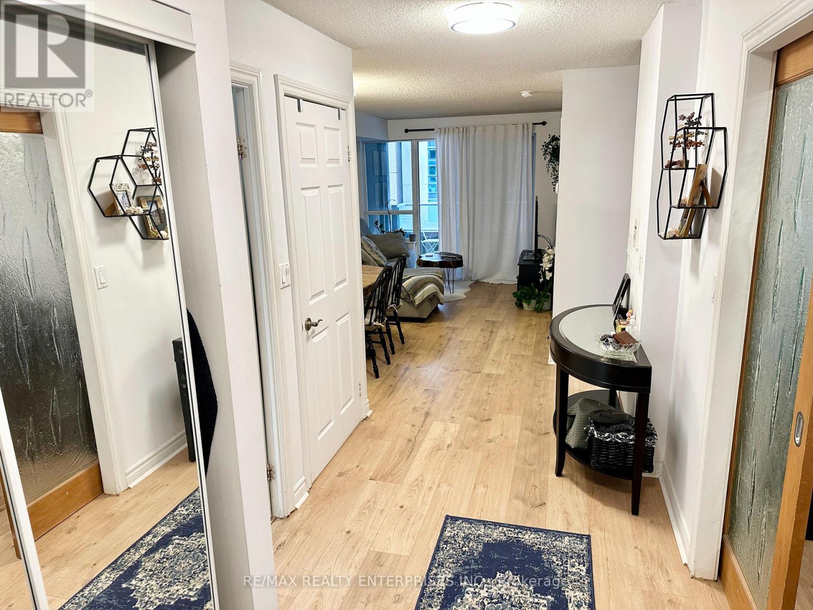 Photo 4 of 409 270 Wellington Street W, Toronto ON