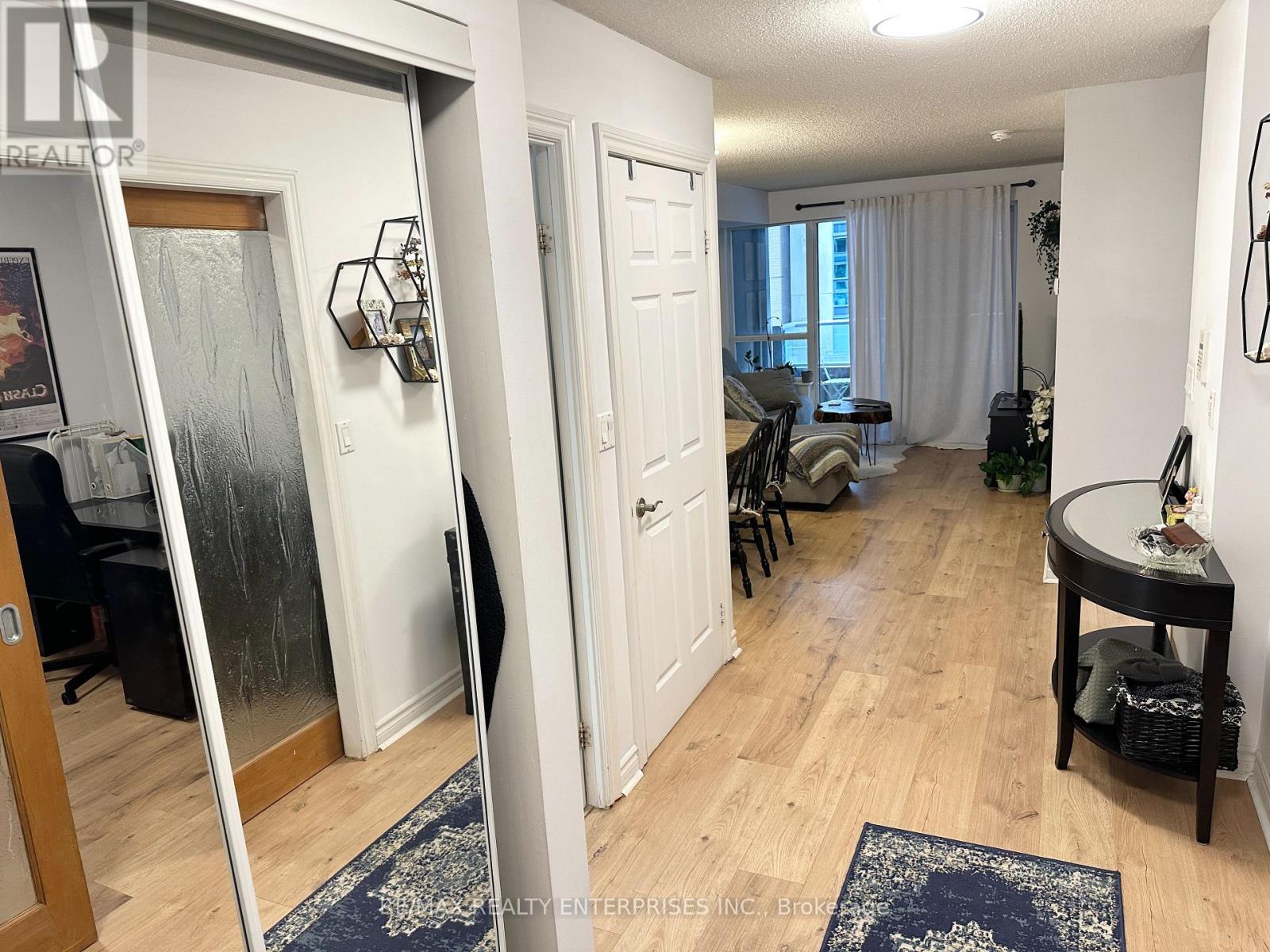 Photo 5 of 409 270 Wellington Street W, Toronto ON