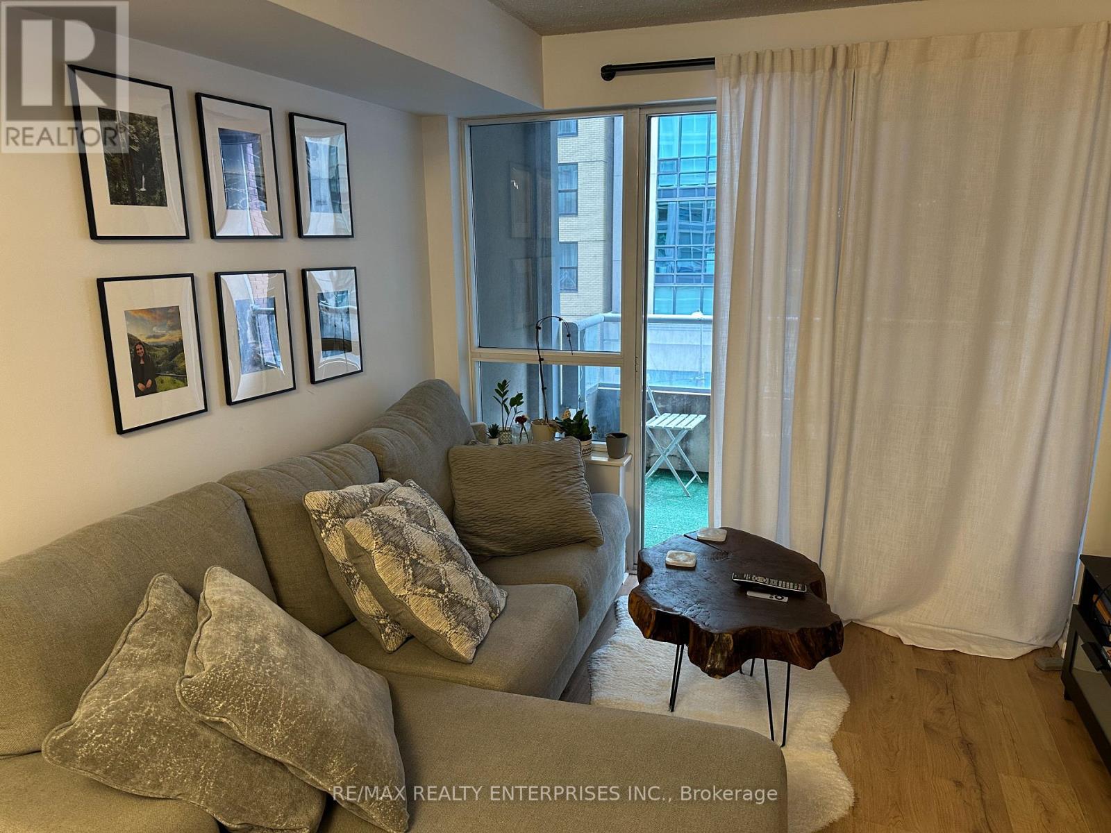 Photo 9 of 409 270 Wellington Street W, Toronto ON