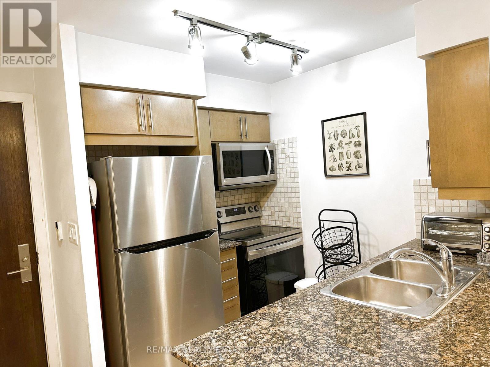Photo 10 of 517 20 Blue Jays Way, Toronto ON