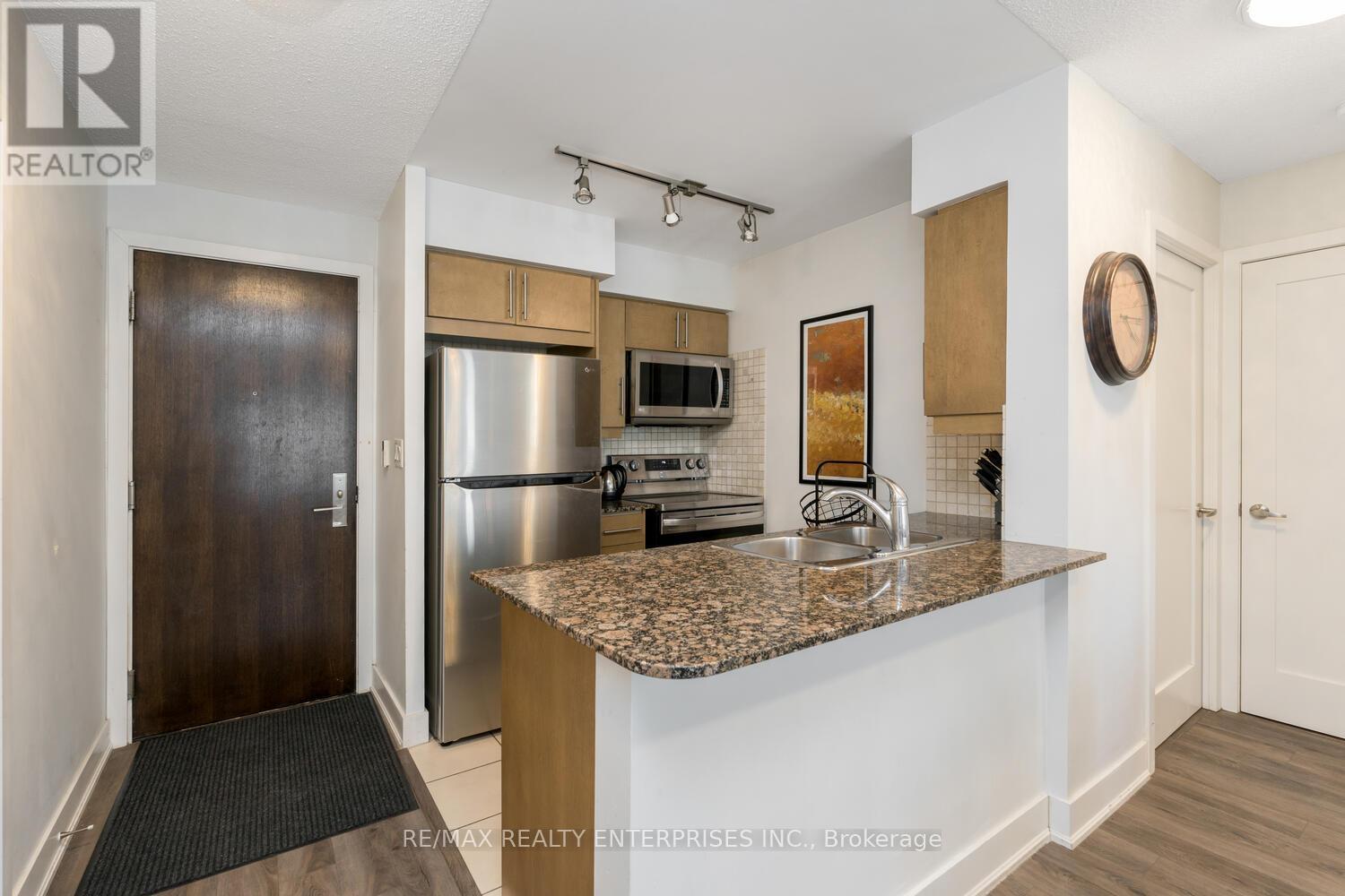 Photo 11 of 517 20 Blue Jays Way, Toronto ON