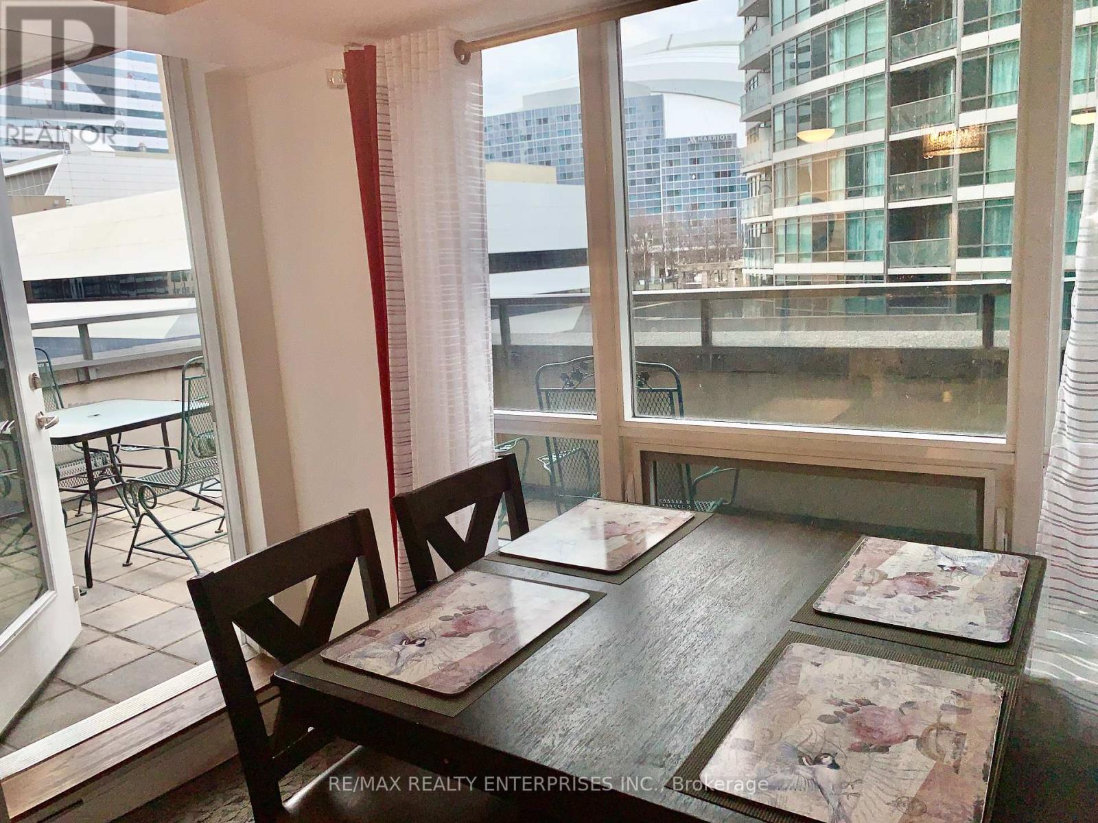 Photo 15 of 517 20 Blue Jays Way, Toronto ON
