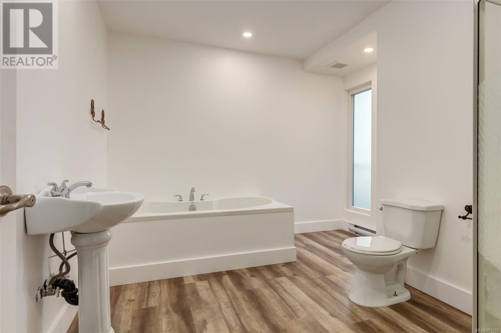 3574 Oakridge Dr, Nanaimo real estate listing 991170