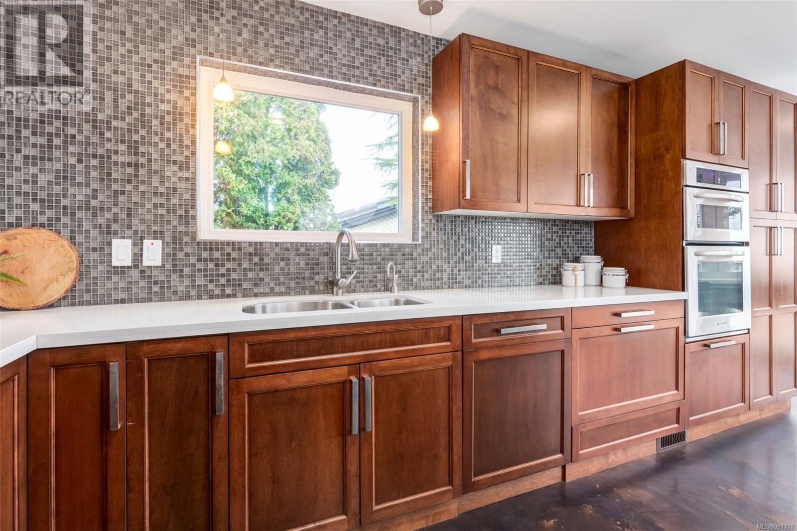 3574 Oakridge Dr, Nanaimo real estate listing 991170