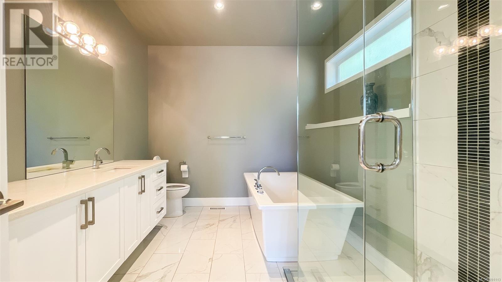 Photo 12 of 3894 Wilkinson Rd, Saanich BC