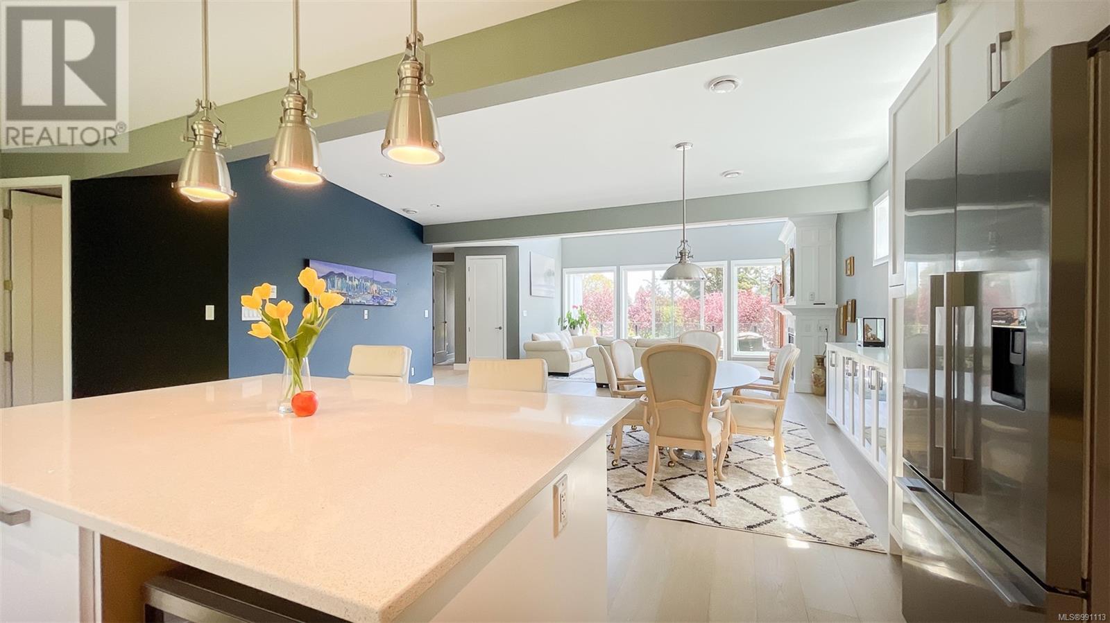 Photo 6 of 3894 Wilkinson Rd, Saanich BC