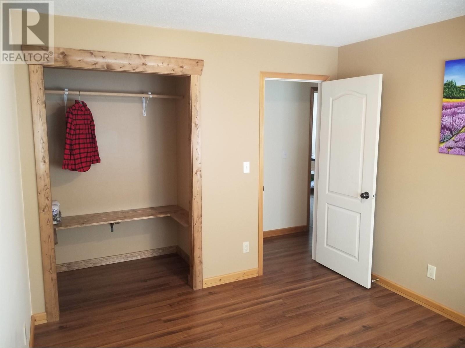 Photo 4 of 806 4th Avenue, Mcbride BC